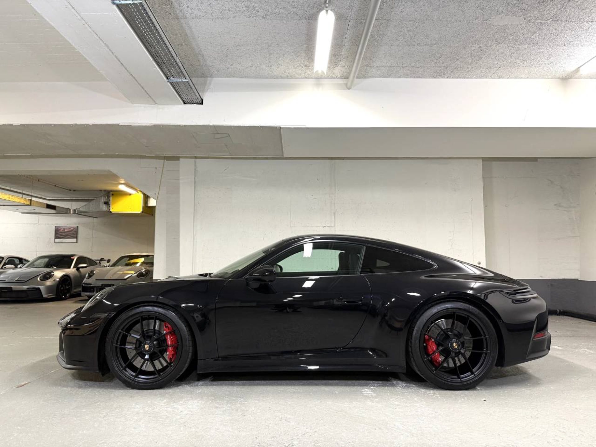 PORSCHE 911 Carrera 4 GTS-showroom-element-1