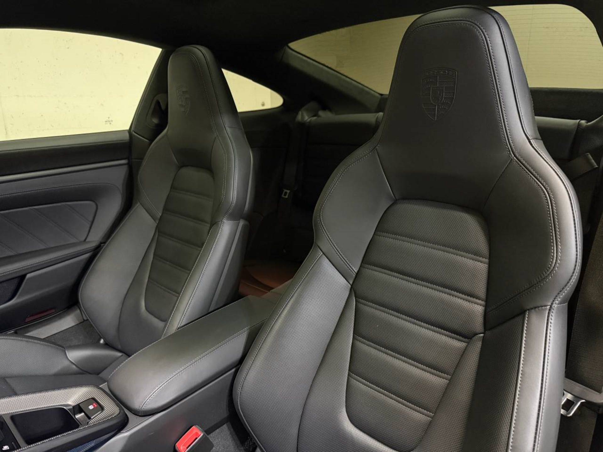 PORSCHE 911 Carrera 4 GTS-image-4