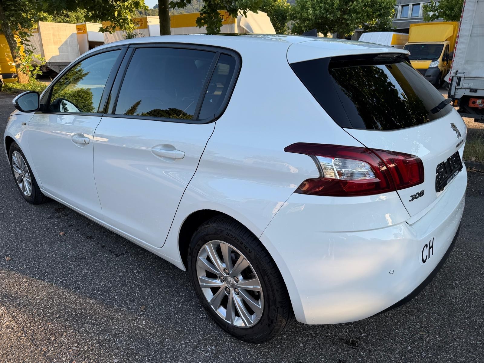 PEUGEOT 308 1.2 THP Style Automatic-image-5