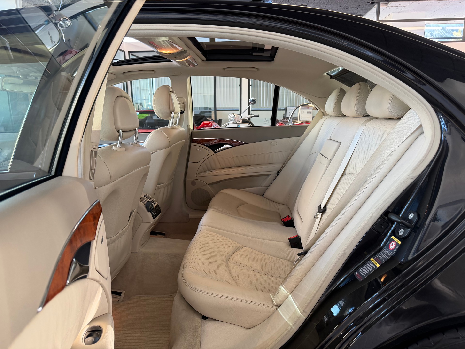 MERCEDES-BENZ E 320 Elégance Automatic-image-10