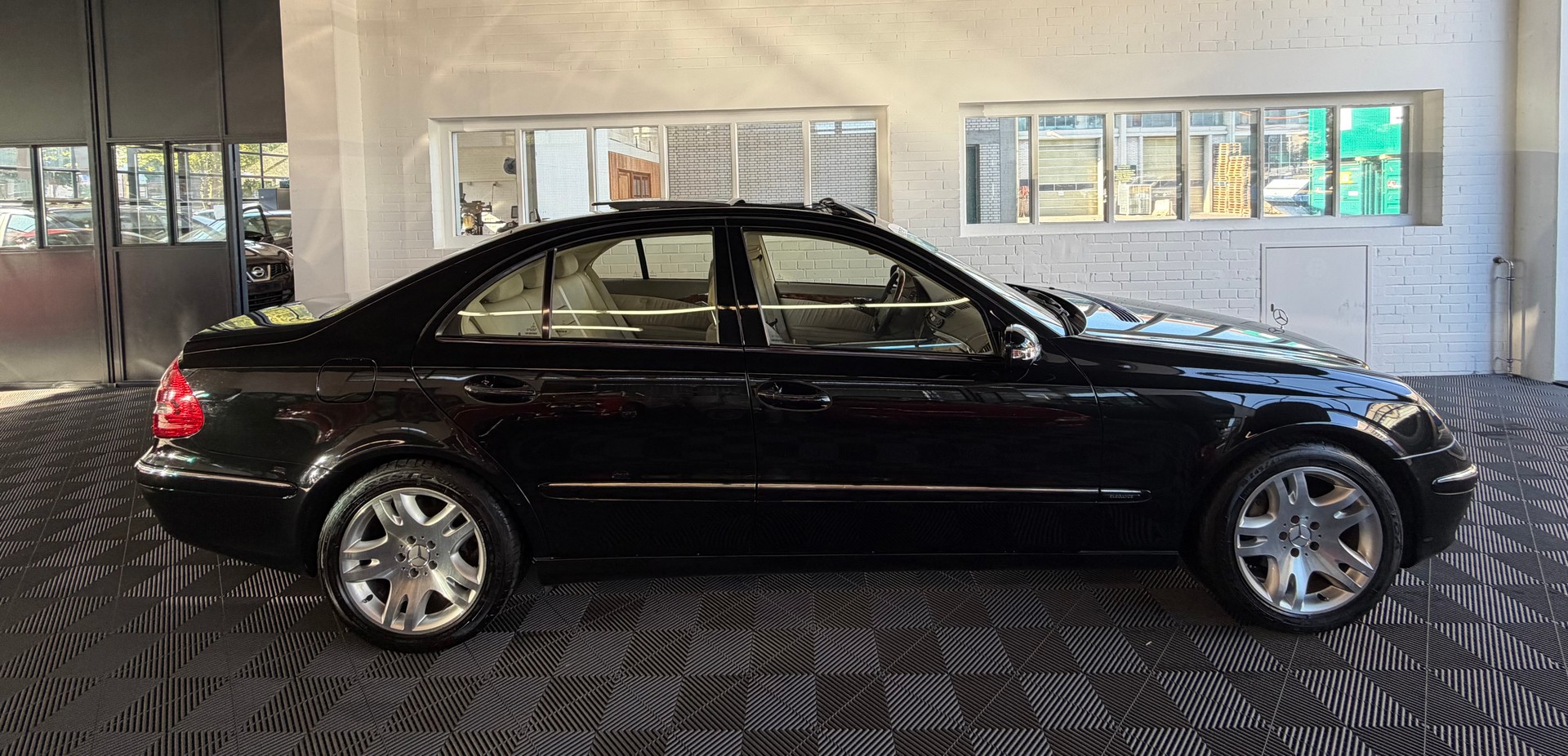 MERCEDES-BENZ E 320 Elégance Automatic-image-1