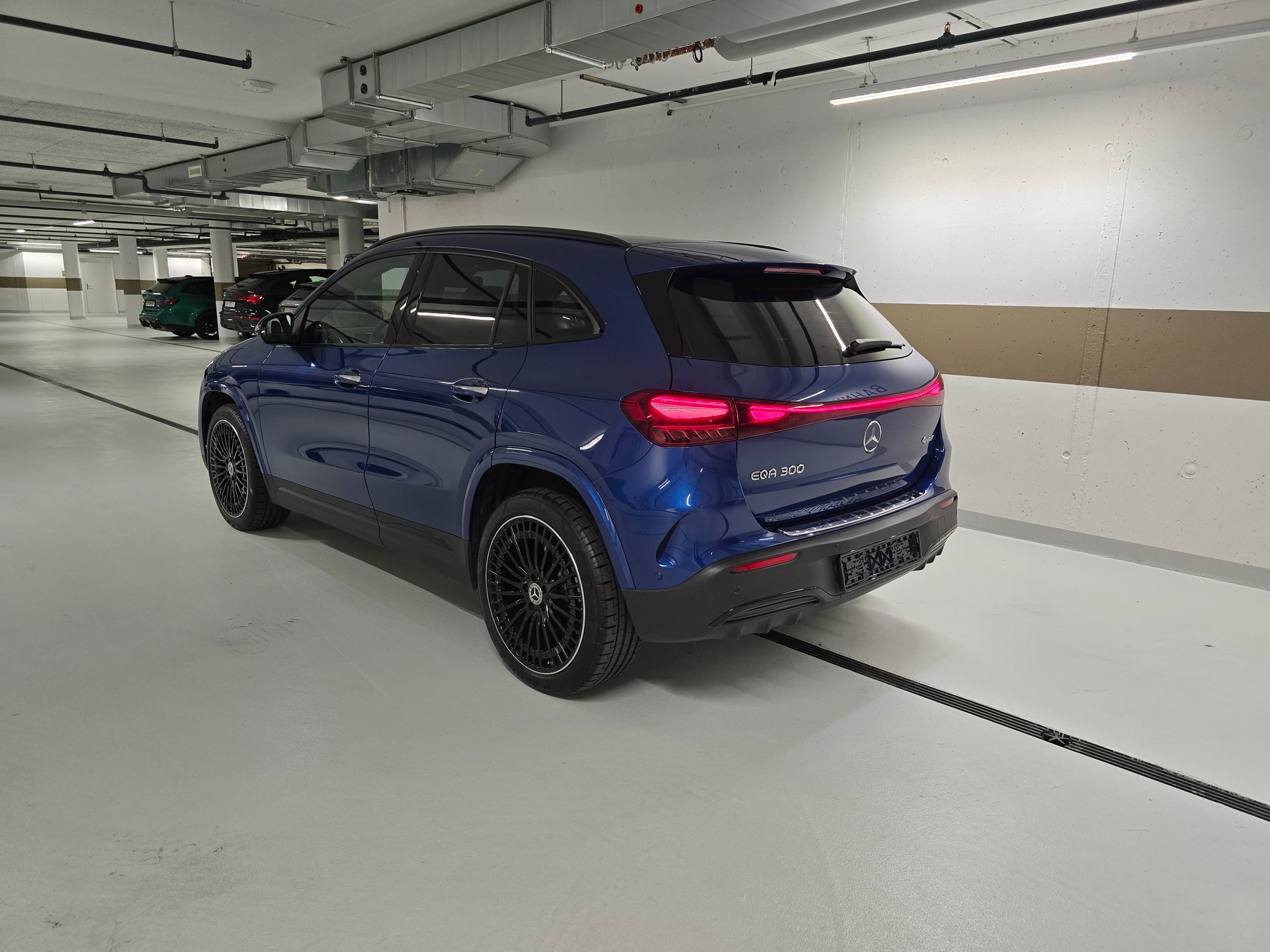 MERCEDES-BENZ EQA 300 Swiss Star AMG Line 4matic-image-7