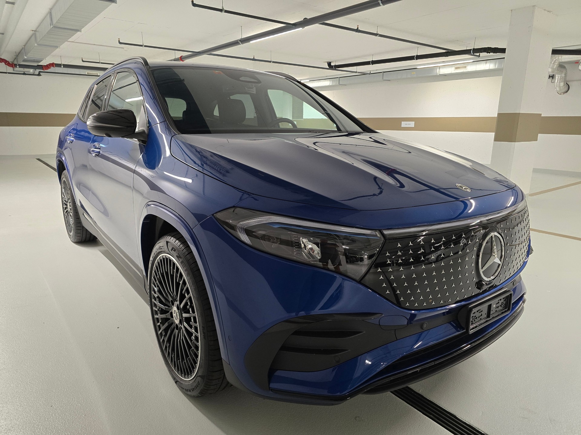 MERCEDES-BENZ EQA 300 Swiss Star AMG Line 4matic-image-0