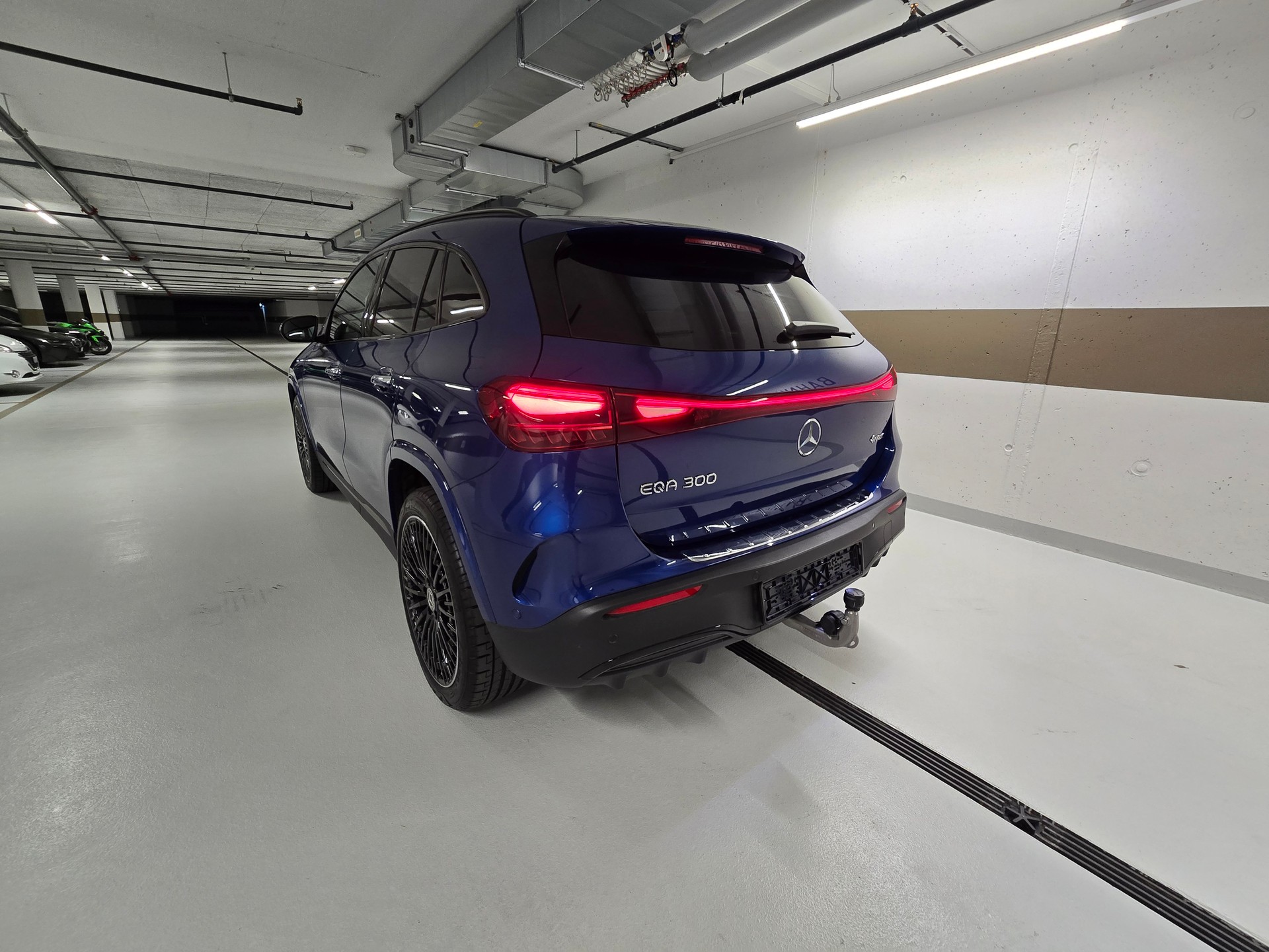 MERCEDES-BENZ EQA 300 Swiss Star AMG Line 4matic-image-6