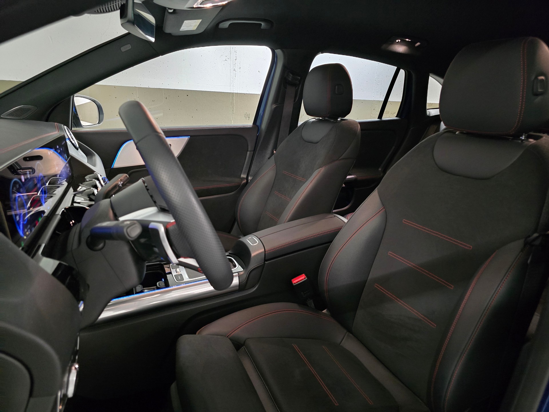 MERCEDES-BENZ EQA 300 Swiss Star AMG Line 4matic-image-12