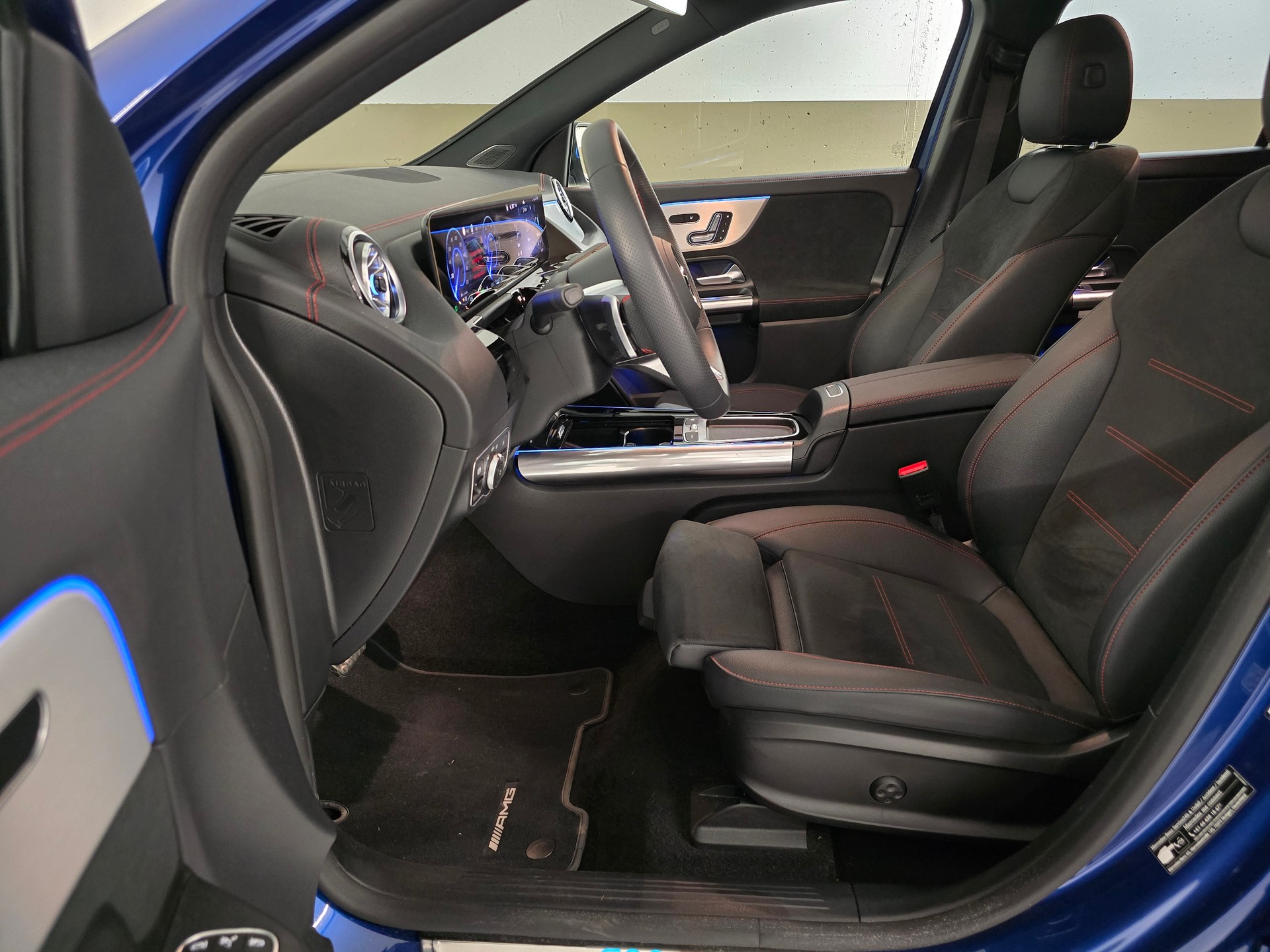 MERCEDES-BENZ EQA 300 Swiss Star AMG Line 4matic-image-11