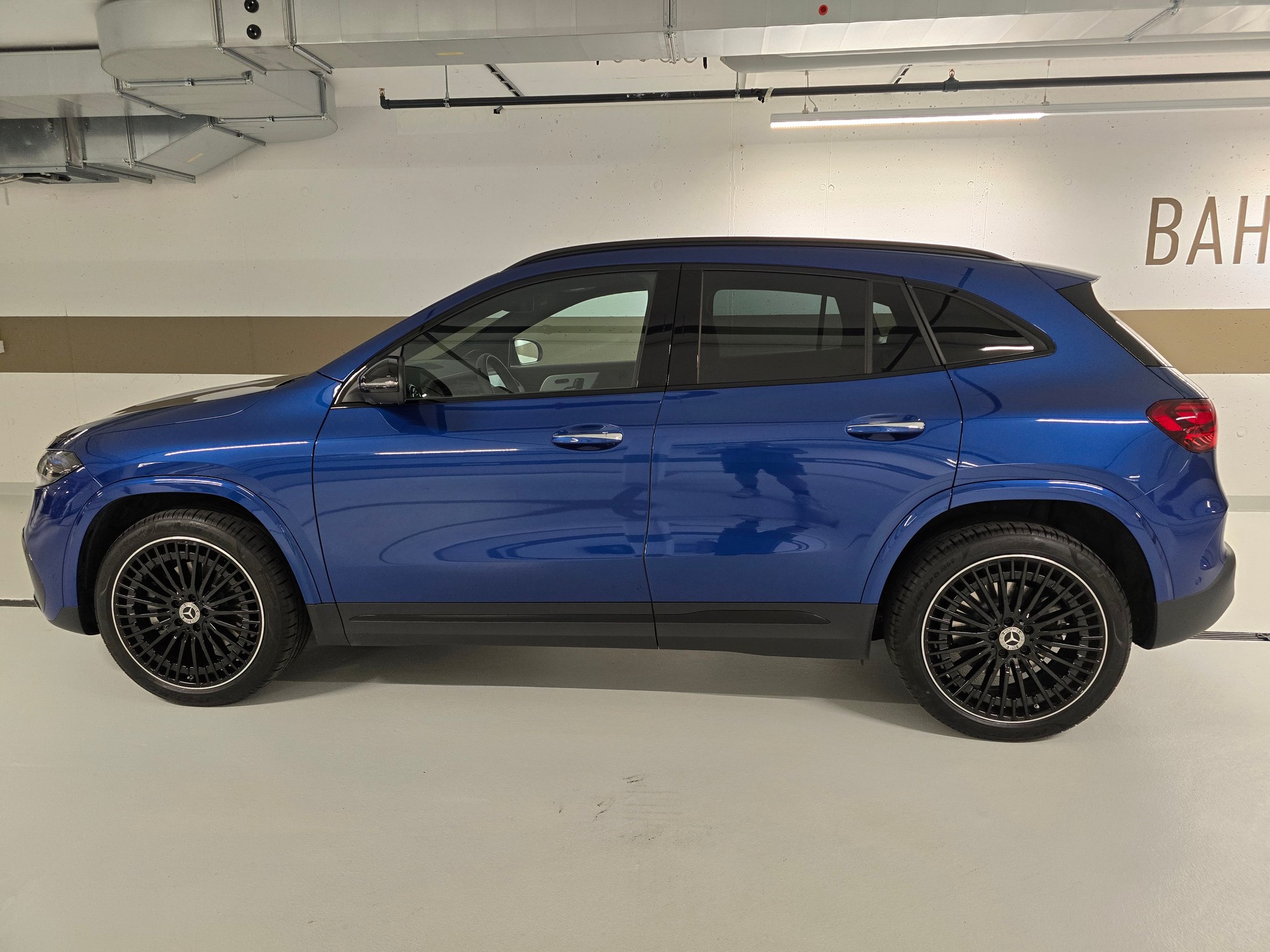 MERCEDES-BENZ EQA 300 Swiss Star AMG Line 4matic-image-8