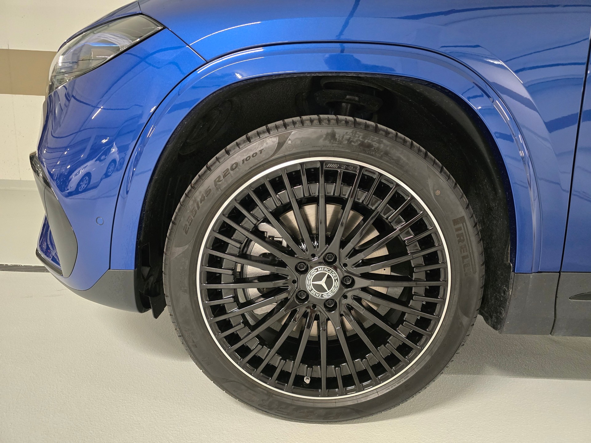 MERCEDES-BENZ EQA 300 Swiss Star AMG Line 4matic-image-17