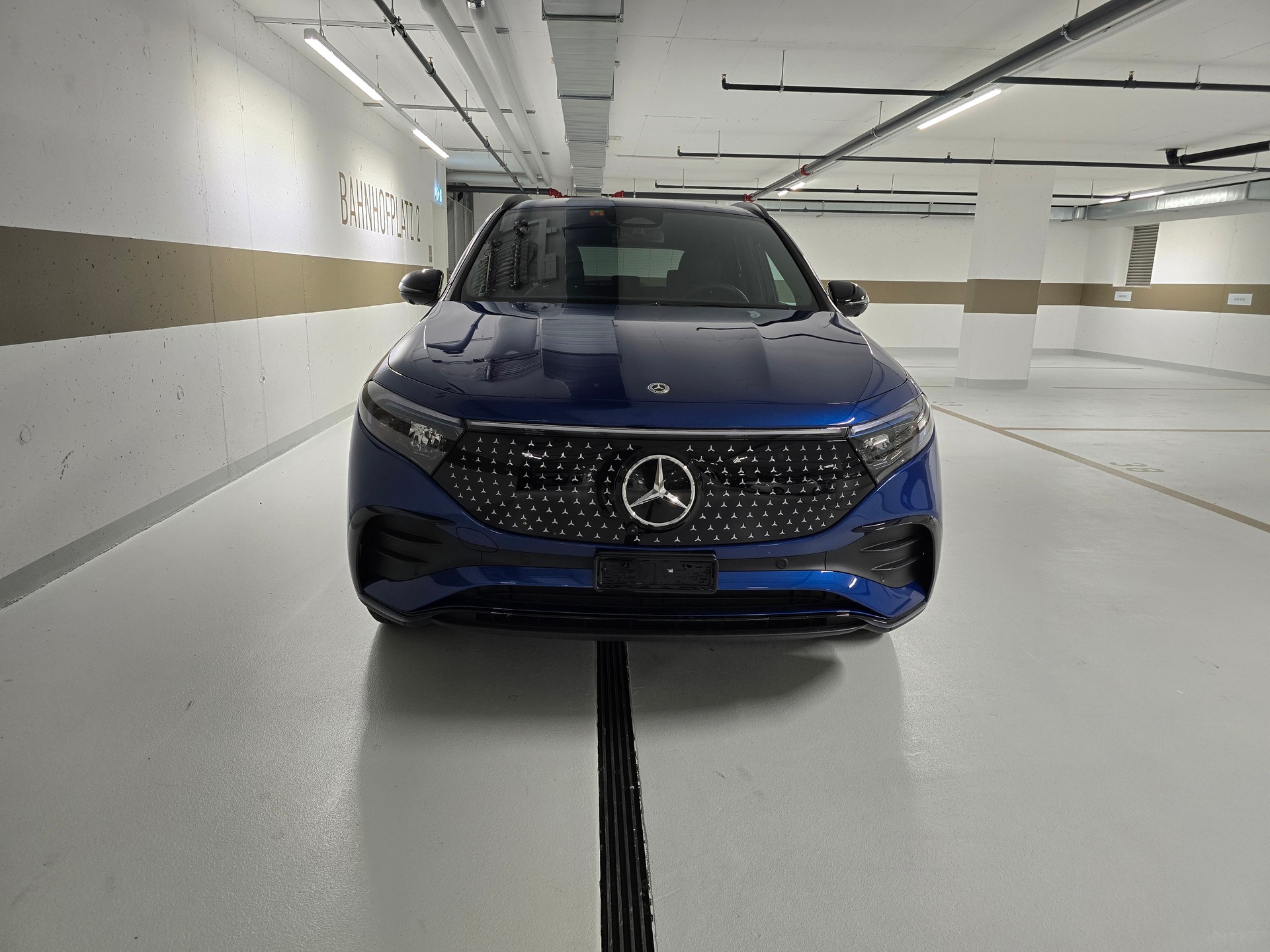 MERCEDES-BENZ EQA 300 Swiss Star AMG Line 4matic-image-19