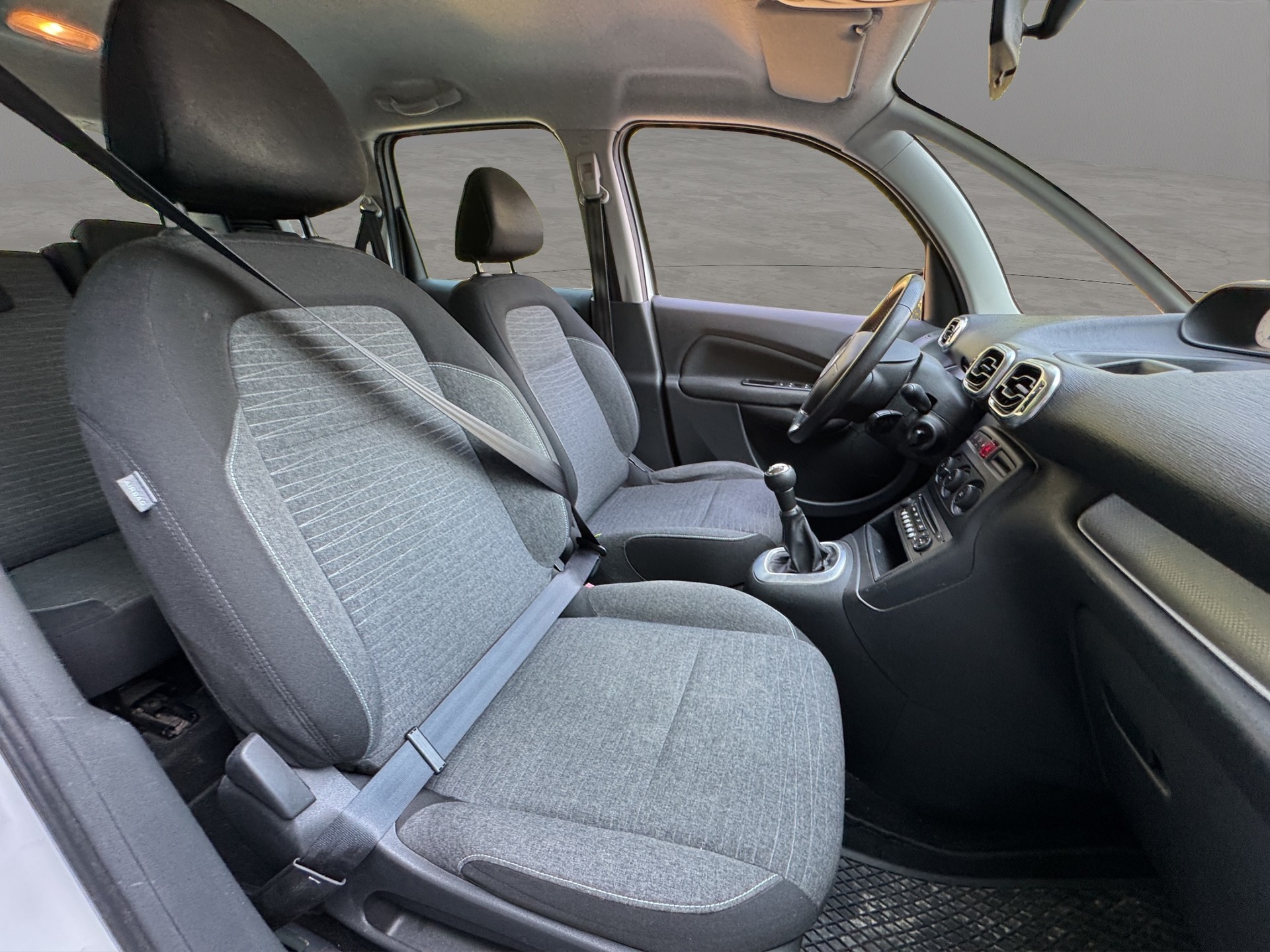 CITROEN C3 Picasso 1.2 Pure Tech Attraction-image-13