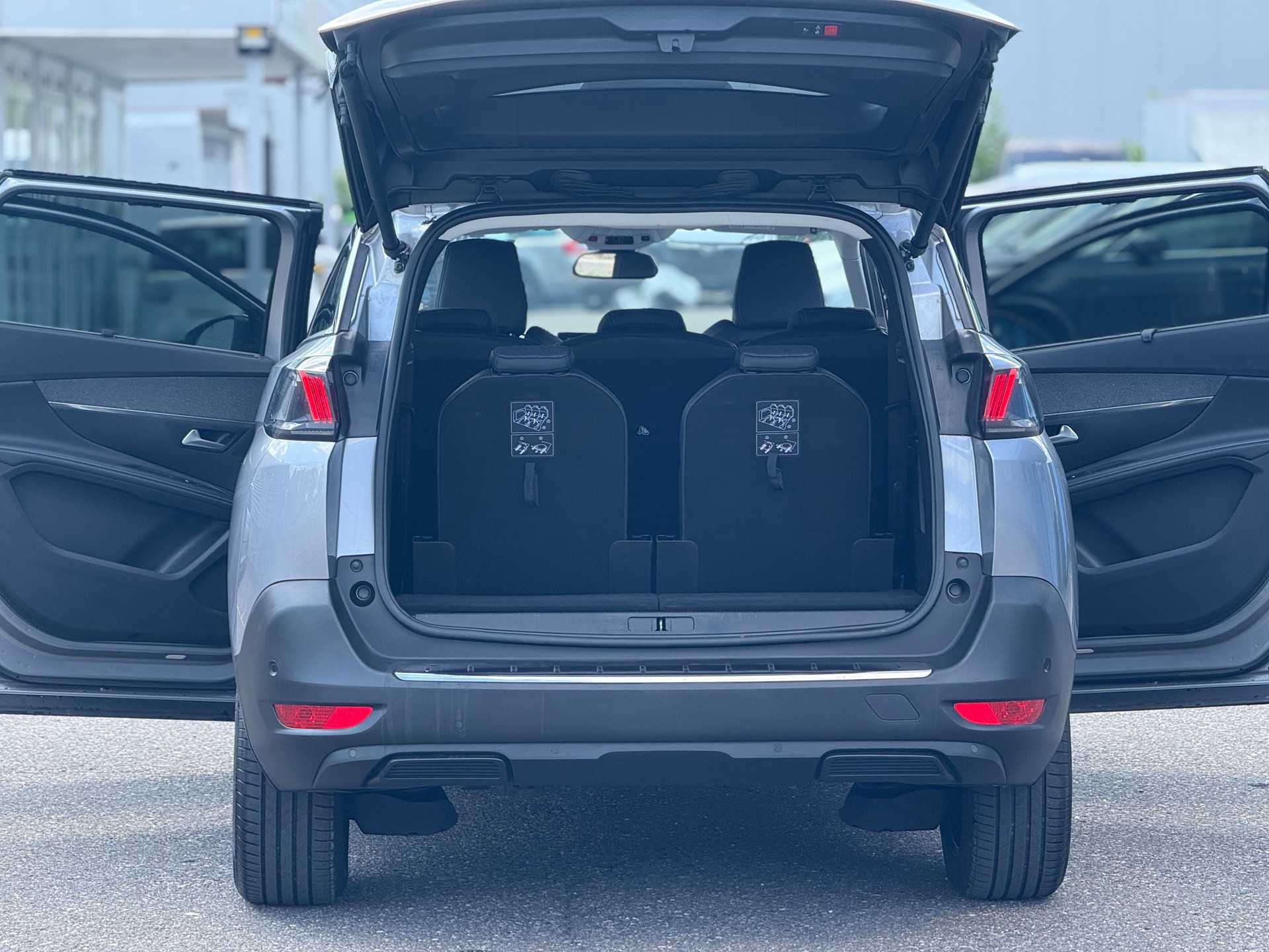 PEUGEOT 5008 1.5 BlueHDi Allure Pack EAT8-image-9