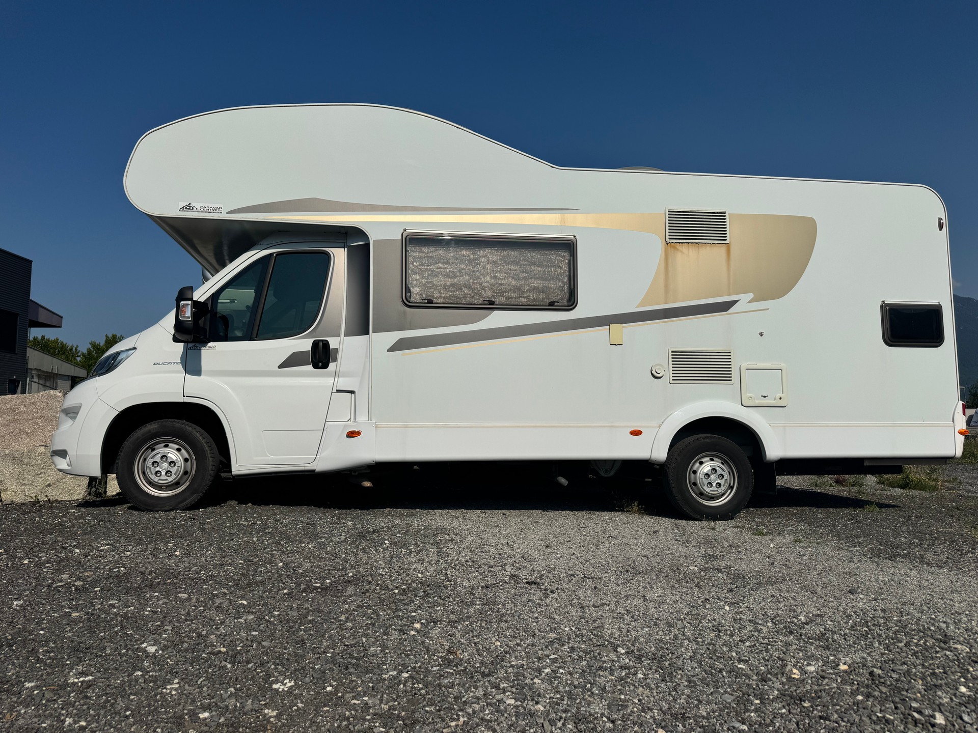 CARADO Capron A 461 Fiat Ducato - Stockbett Kajüte - 6 Personen - TV Sat - Rückfahrkamera - Klima-image-1
