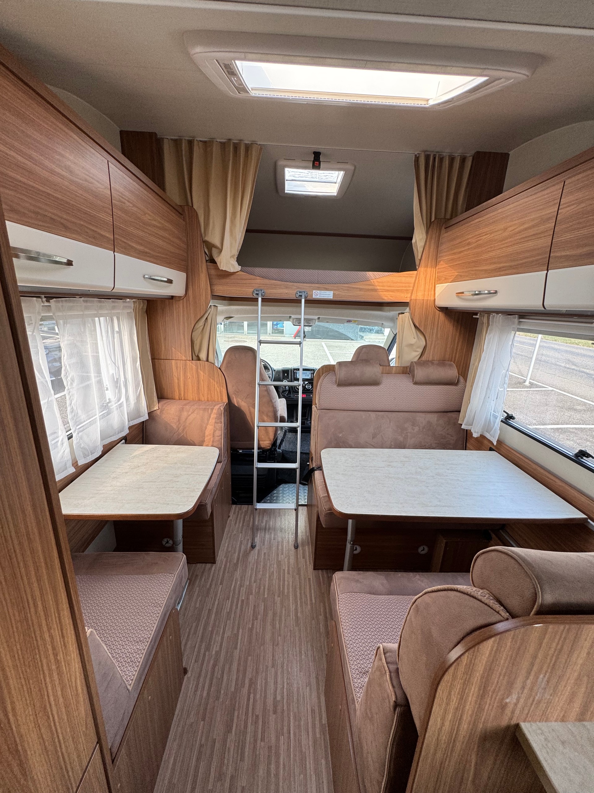 CARADO Capron A 461 Fiat Ducato - Stockbett Kajüte - 6 Personen - TV Sat - Rückfahrkamera - Klima-image-9