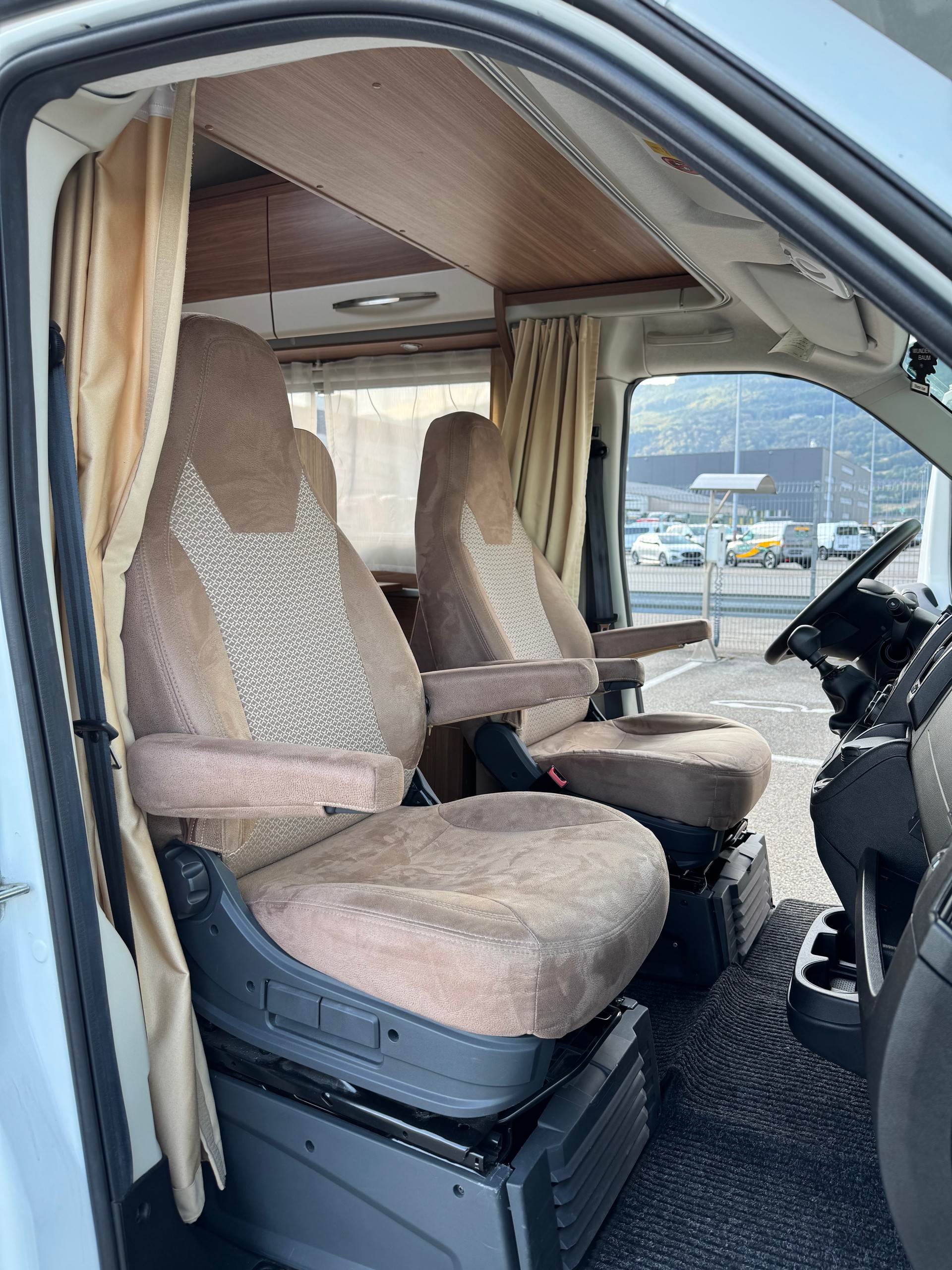 CARADO Capron A 461 Fiat Ducato - Stockbett Kajüte - 6 Personen - TV Sat - Rückfahrkamera - Klima-image-6