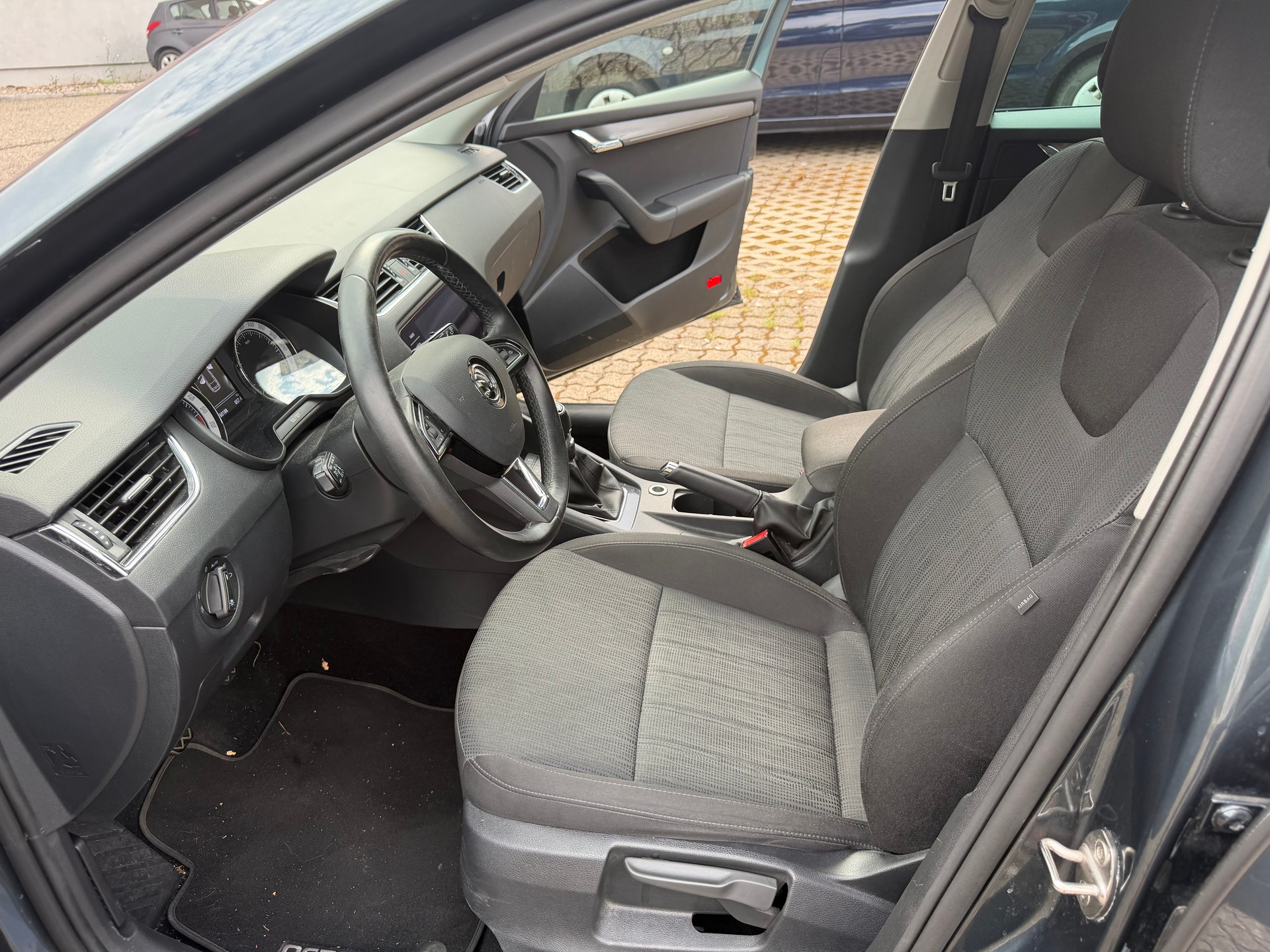 SKODA Octavia Combi 2.0 TDI Swiss Line 25 4x4-image-8