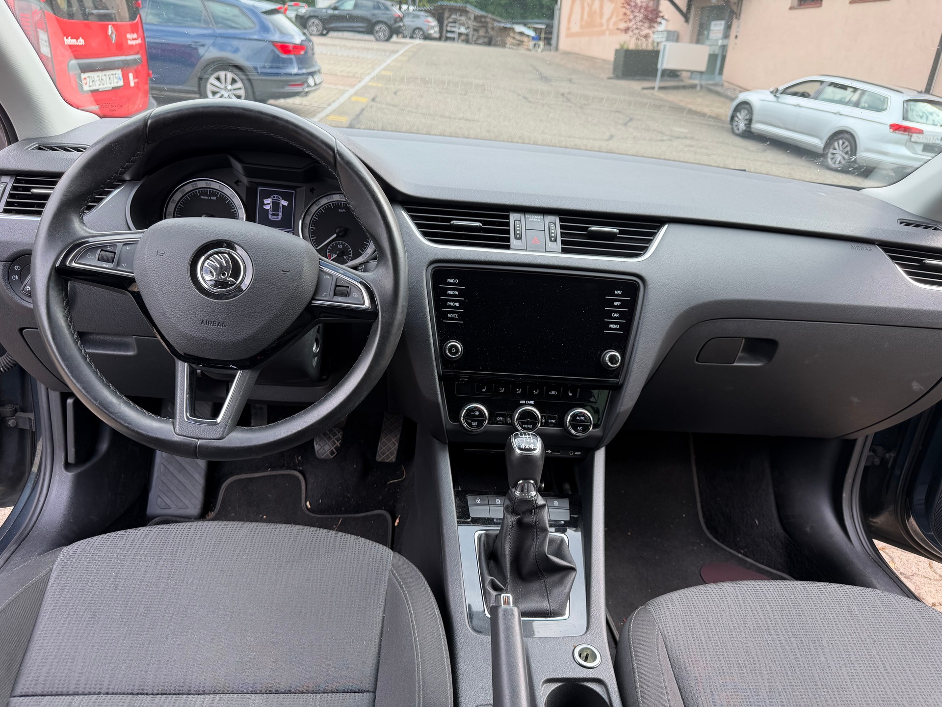 SKODA Octavia Combi 2.0 TDI Swiss Line 25 4x4-image-9