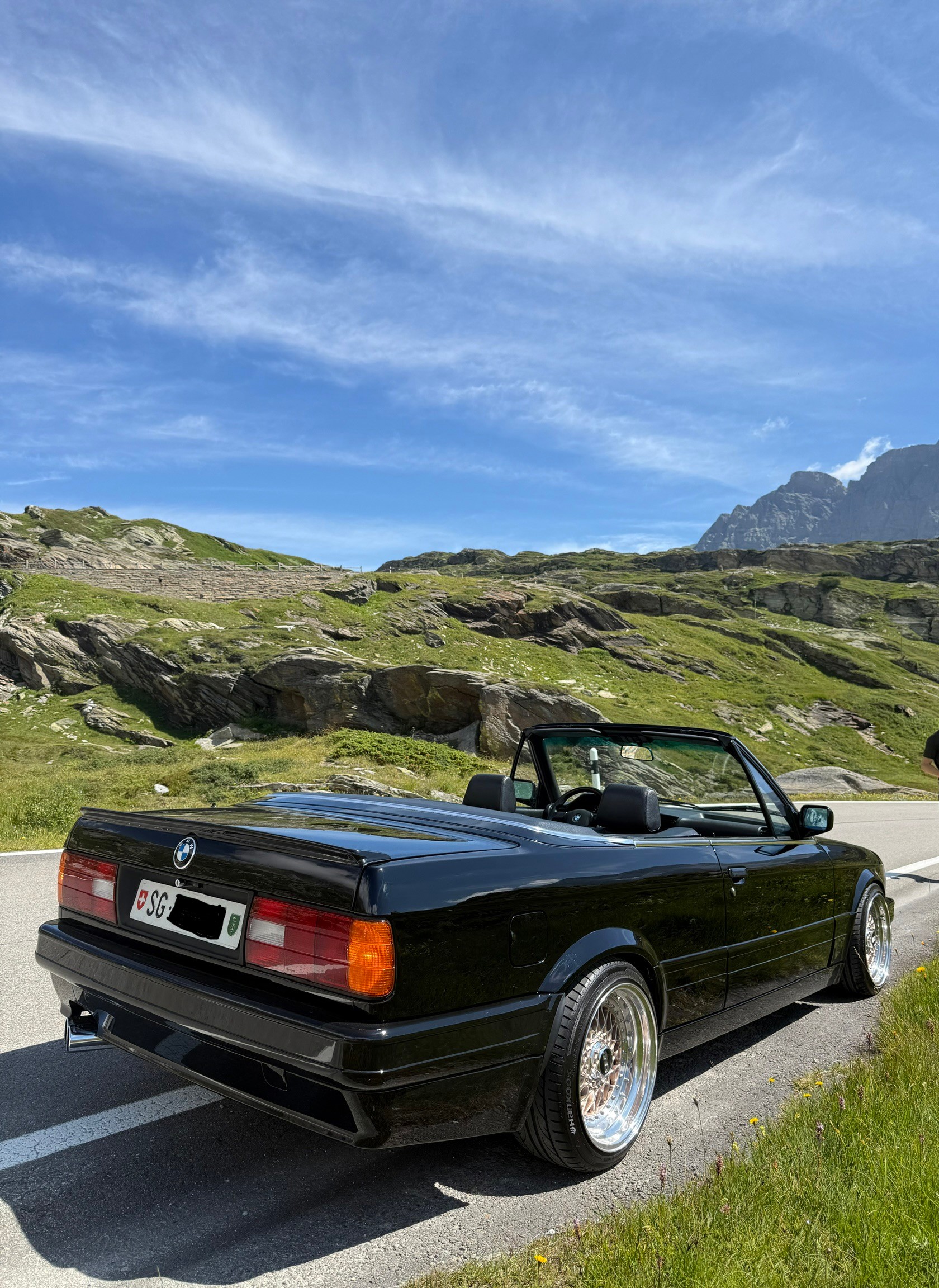 BMW 320i Cabriolet-image-1