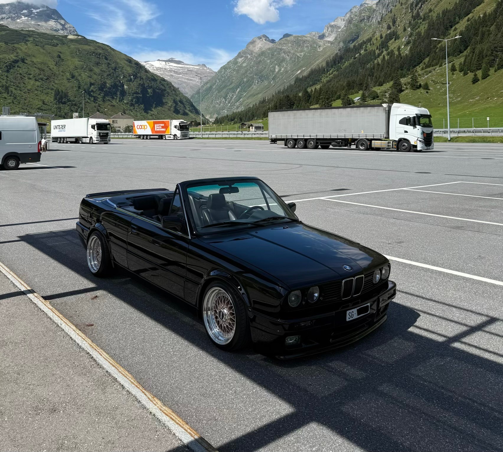 BMW 320i Cabriolet-image-0