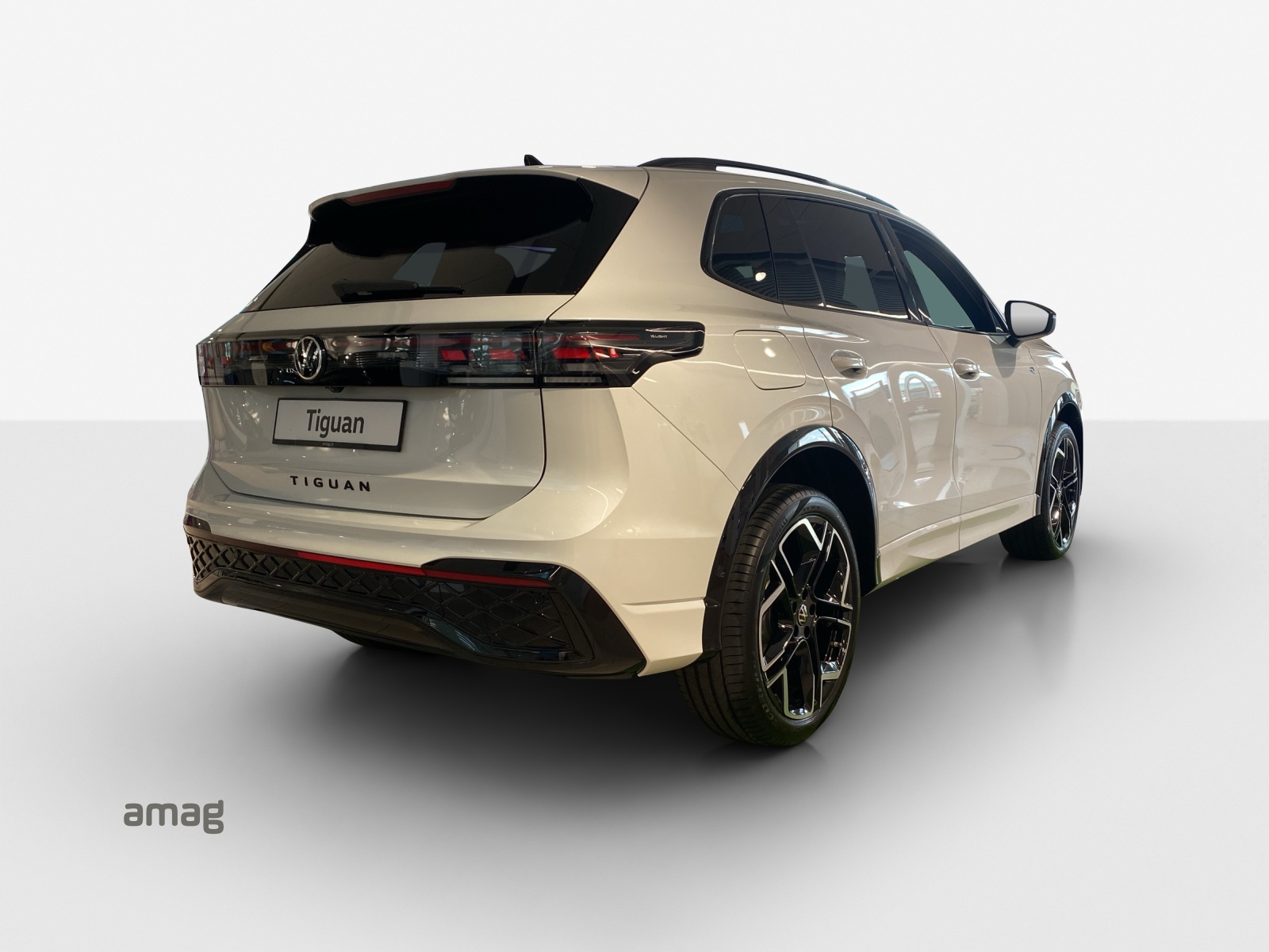 VW Tiguan 2.0 TSI DSG R-Line 4Motion-image-4