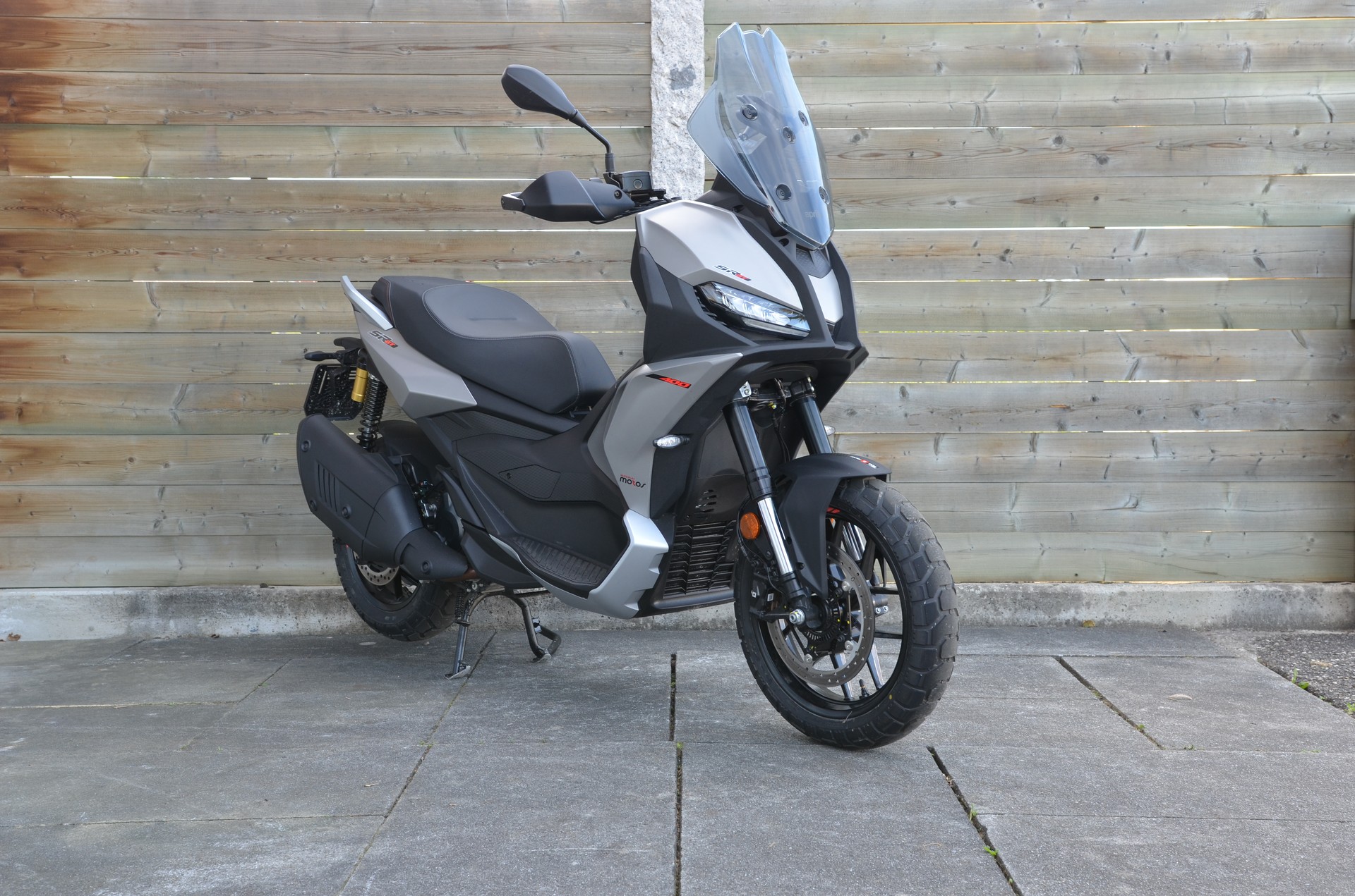 APRILIA SR GT 400-showroom-element-2