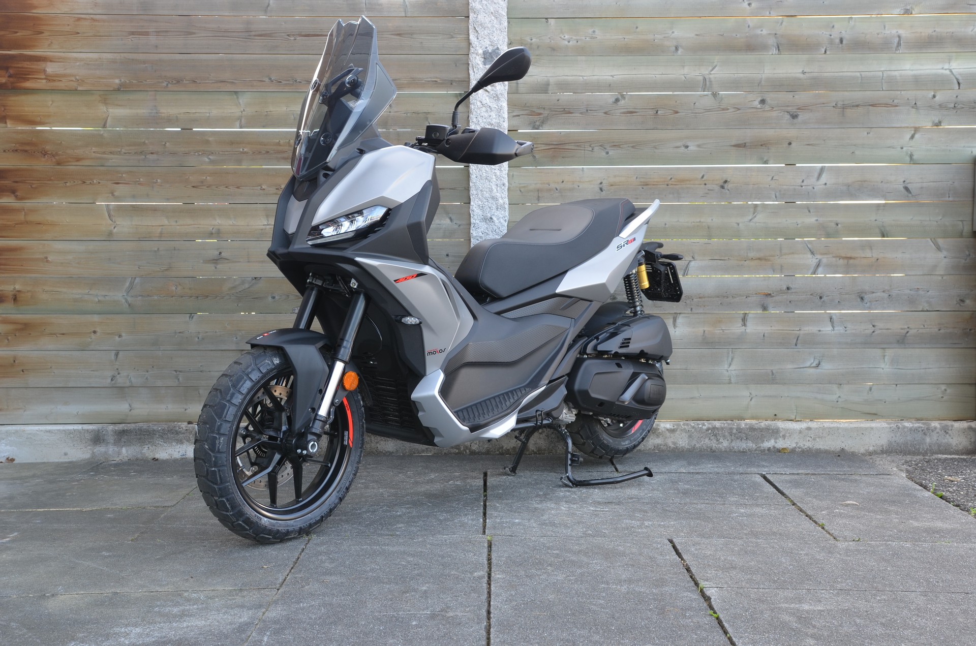 APRILIA SR GT 400-showroom-element-1