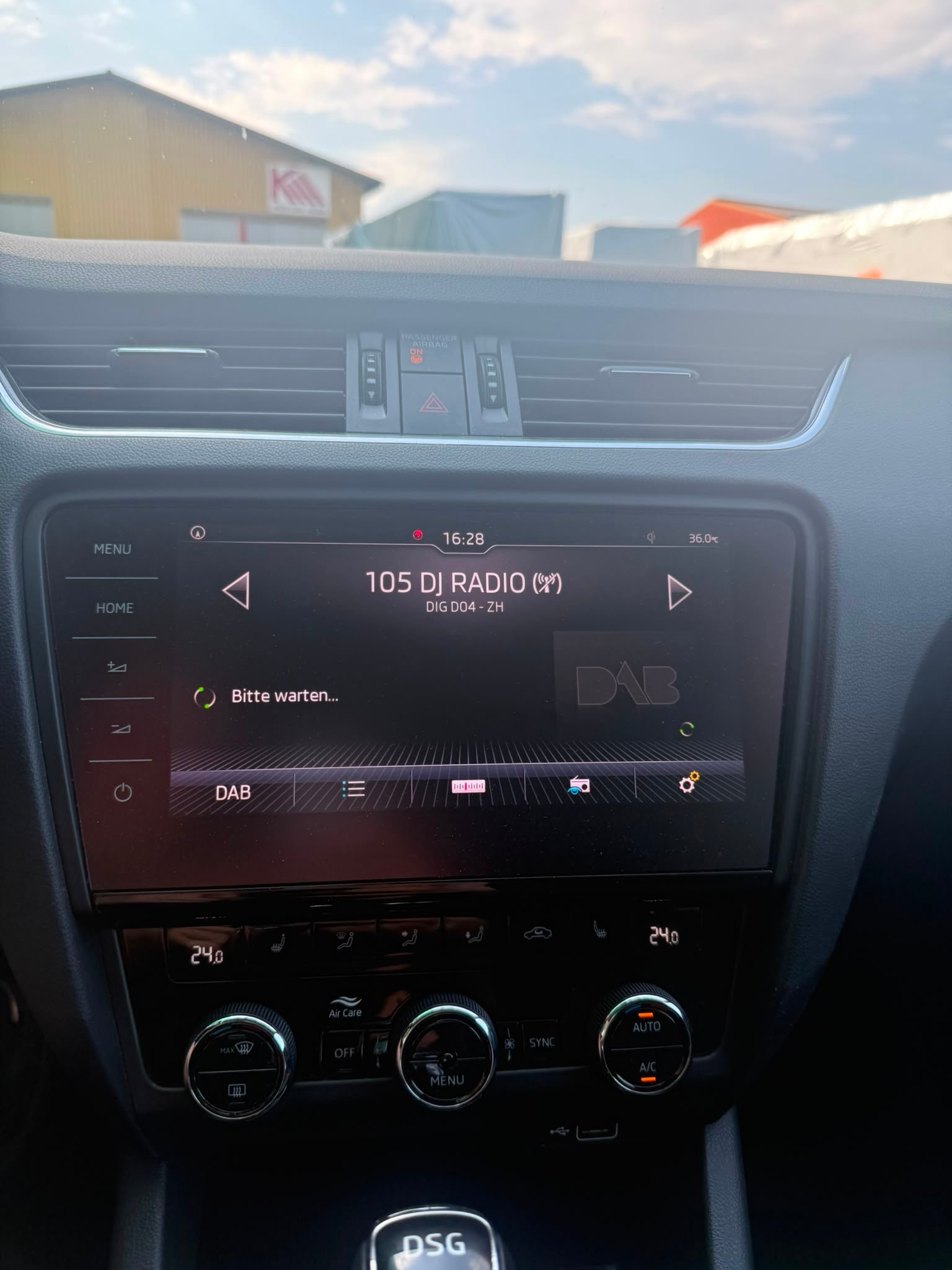 SKODA Octavia Combi 2.0 TDI Ambition 4x4 DSG-image-11