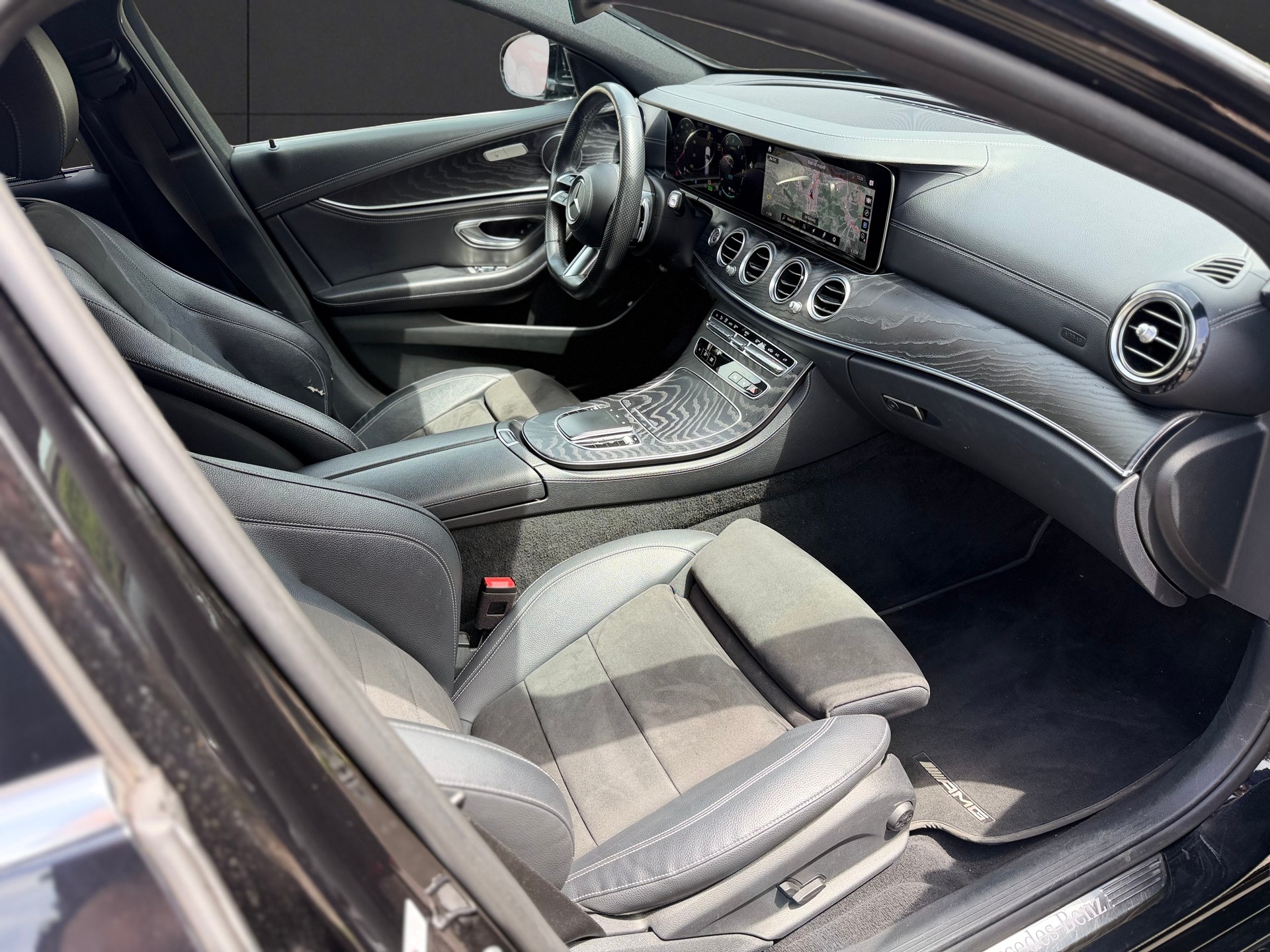 MERCEDES-BENZ E 300 de T 4Matic AMG Line 9G-Tronic-image-7