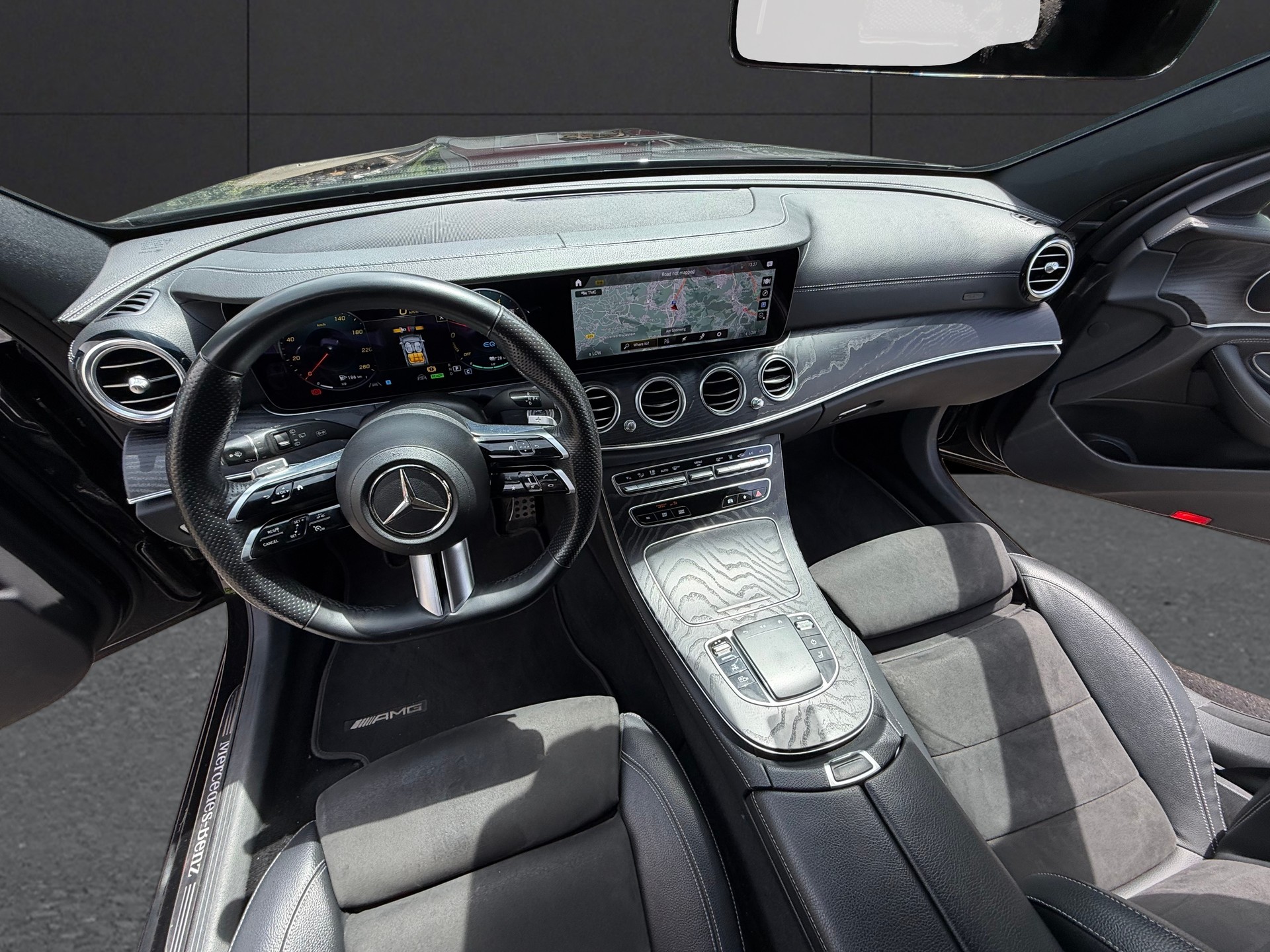 MERCEDES-BENZ E 300 de T 4Matic AMG Line 9G-Tronic-image-12