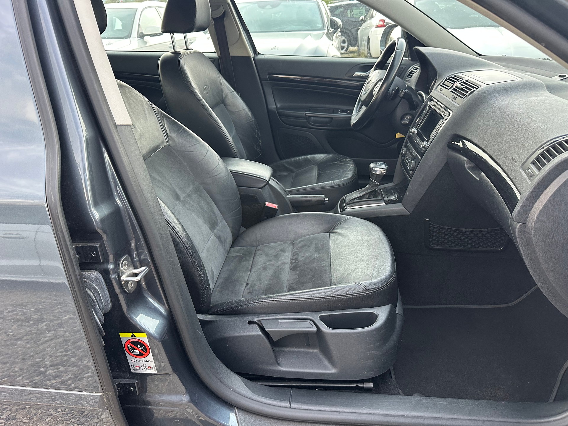 SKODA Octavia Combi 2.0 TDI Laurin & Klement DSG-image-10