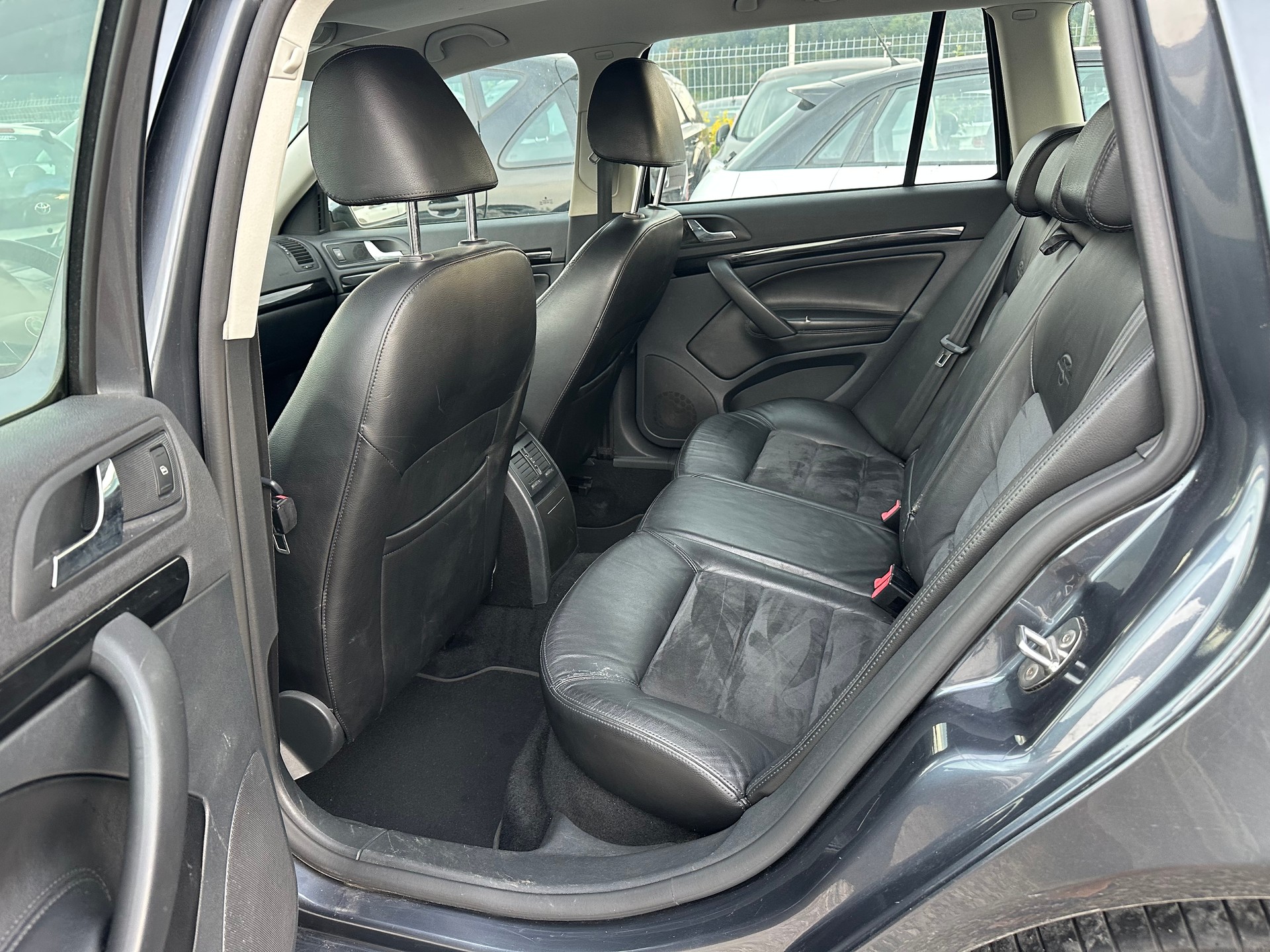 SKODA Octavia Combi 2.0 TDI Laurin & Klement DSG-image-8