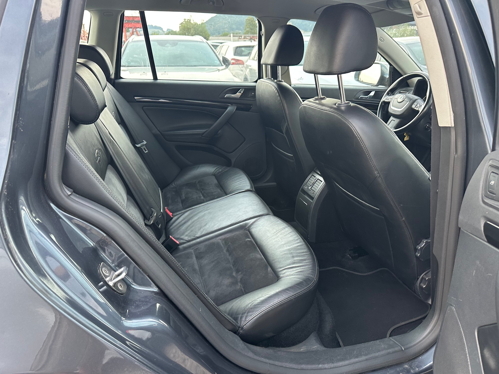 SKODA Octavia Combi 2.0 TDI Laurin & Klement DSG-image-12