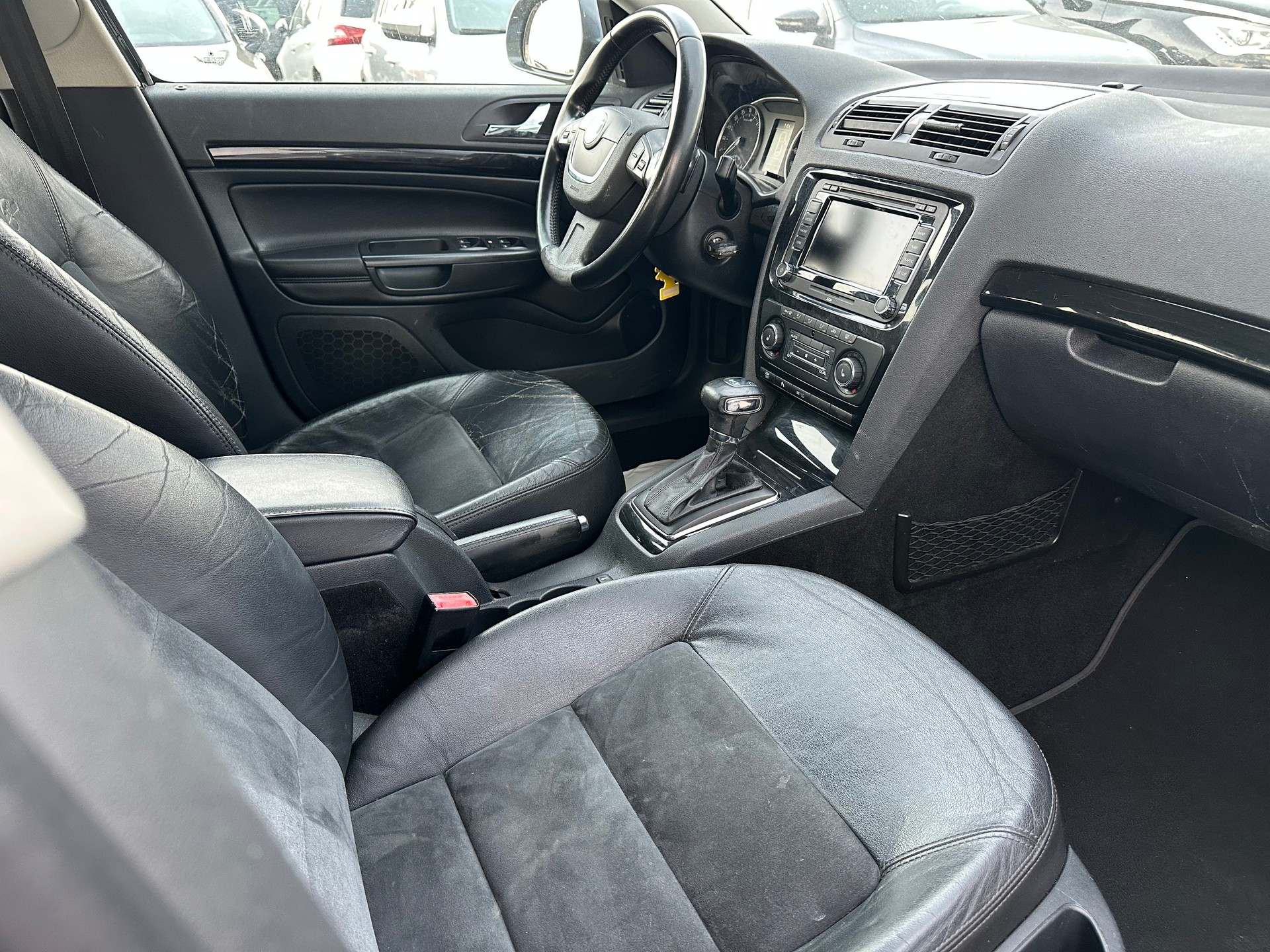SKODA Octavia Combi 2.0 TDI Laurin & Klement DSG-image-11