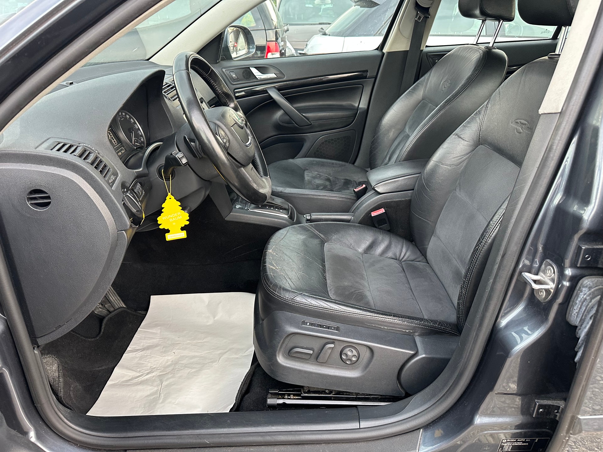 SKODA Octavia Combi 2.0 TDI Laurin & Klement DSG-image-7