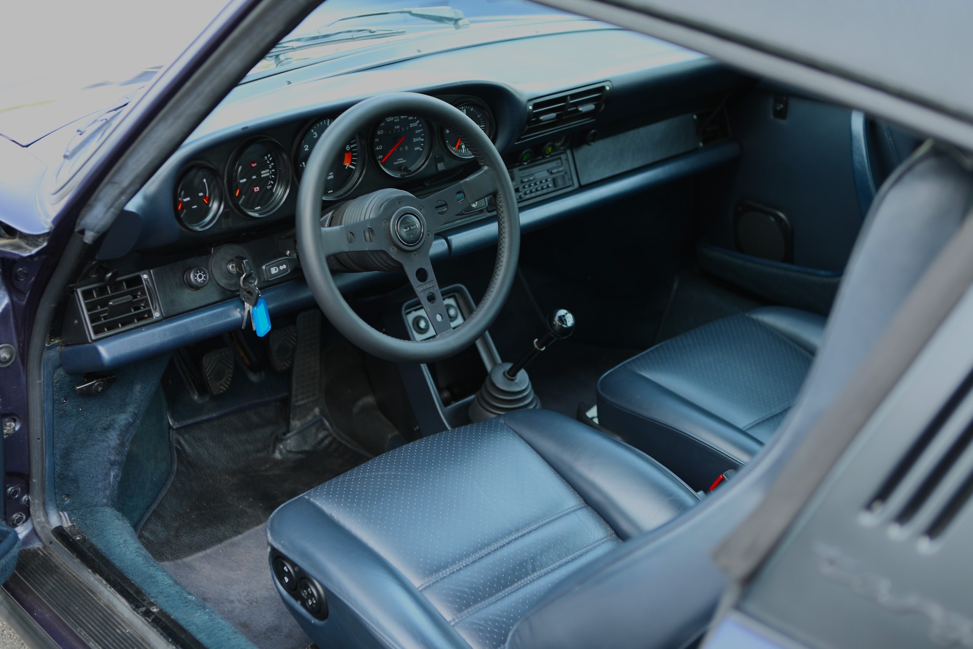 PORSCHE 911 Carrera Targa 3.2 vétéran Bleu Prusse Métallisé-image-13