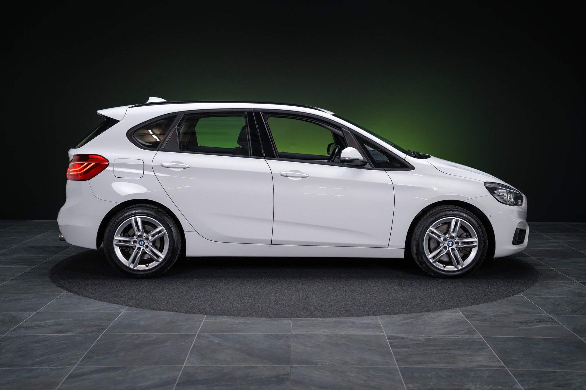 BMW 225i xDrive SAG Active Tourer / CH-Fahrzeug / HeadUp / Rückfahrkamera-image-3