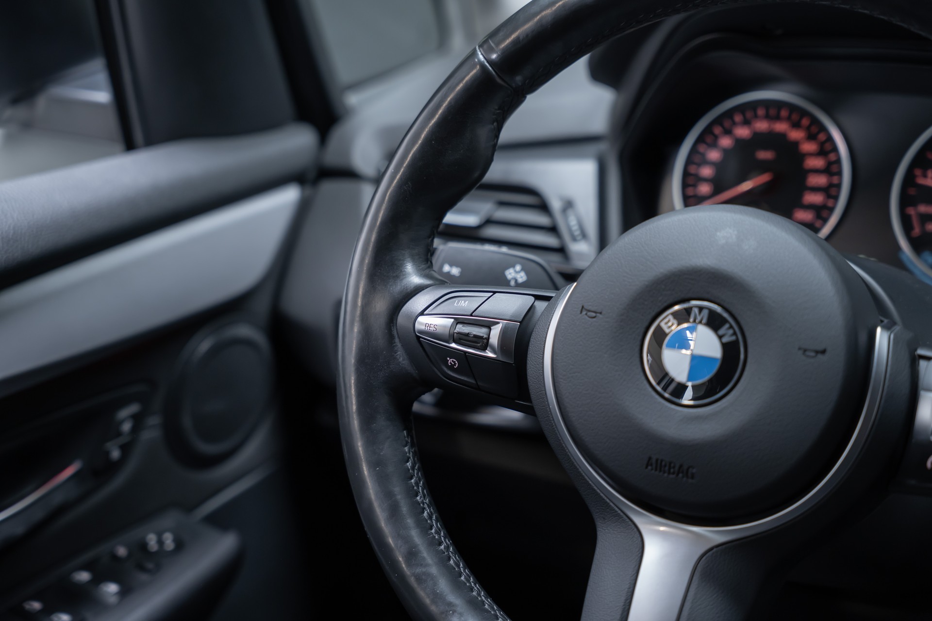 BMW 225i xDrive SAG Active Tourer / CH-Fahrzeug / HeadUp / Rückfahrkamera-image-24