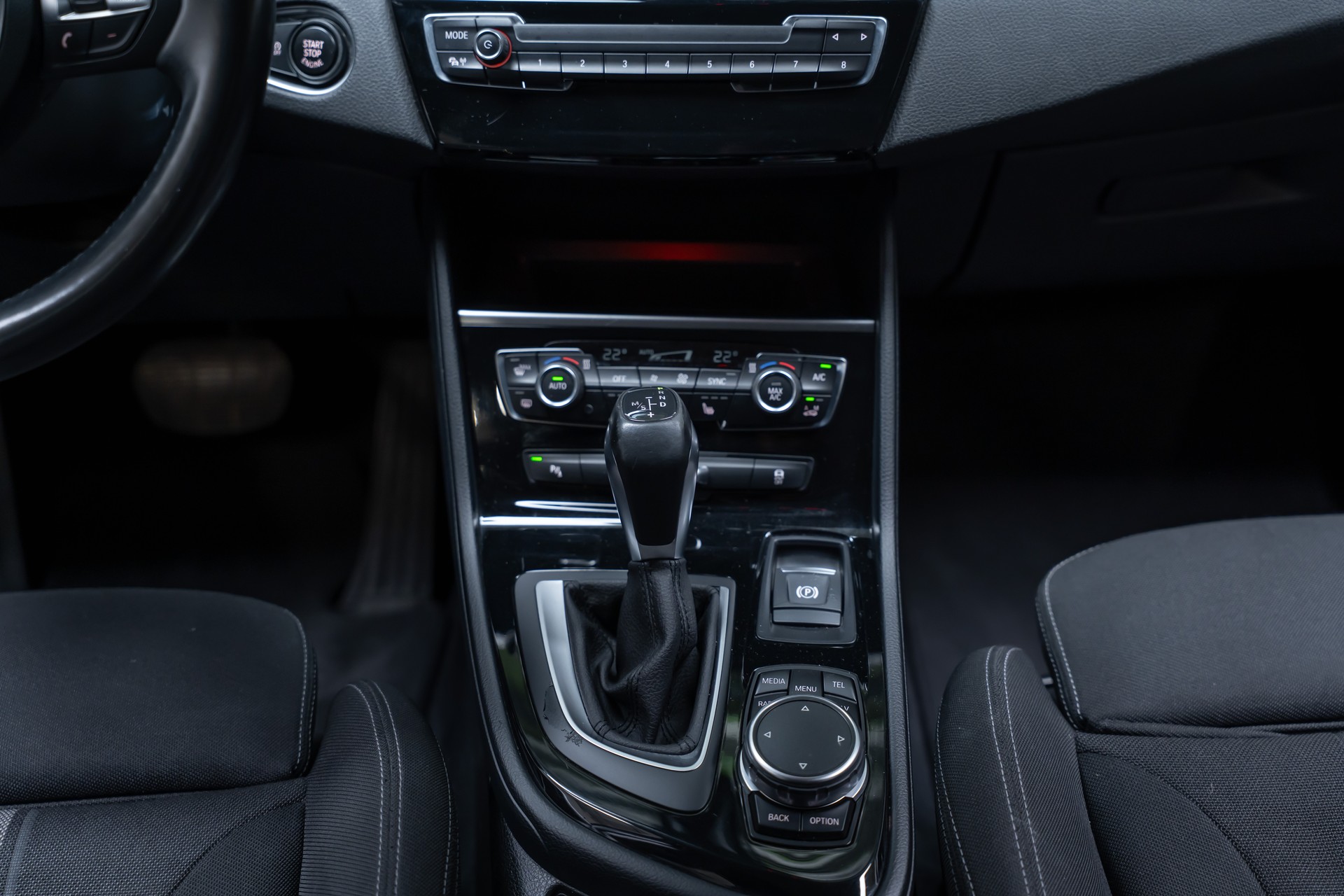 BMW 225i xDrive SAG Active Tourer / CH-Fahrzeug / HeadUp / Rückfahrkamera-image-32