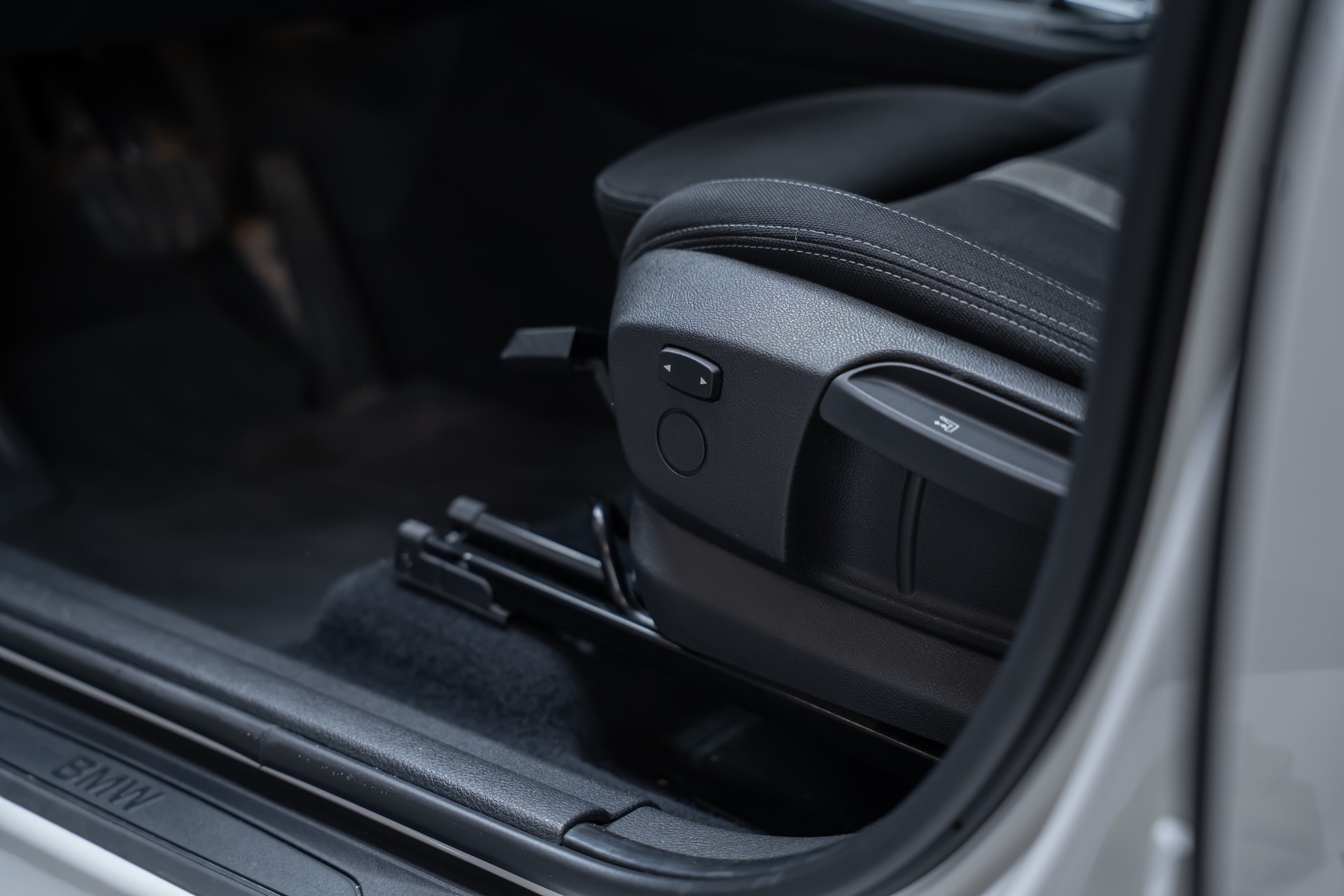 BMW 225i xDrive SAG Active Tourer / CH-Fahrzeug / HeadUp / Rückfahrkamera-image-13