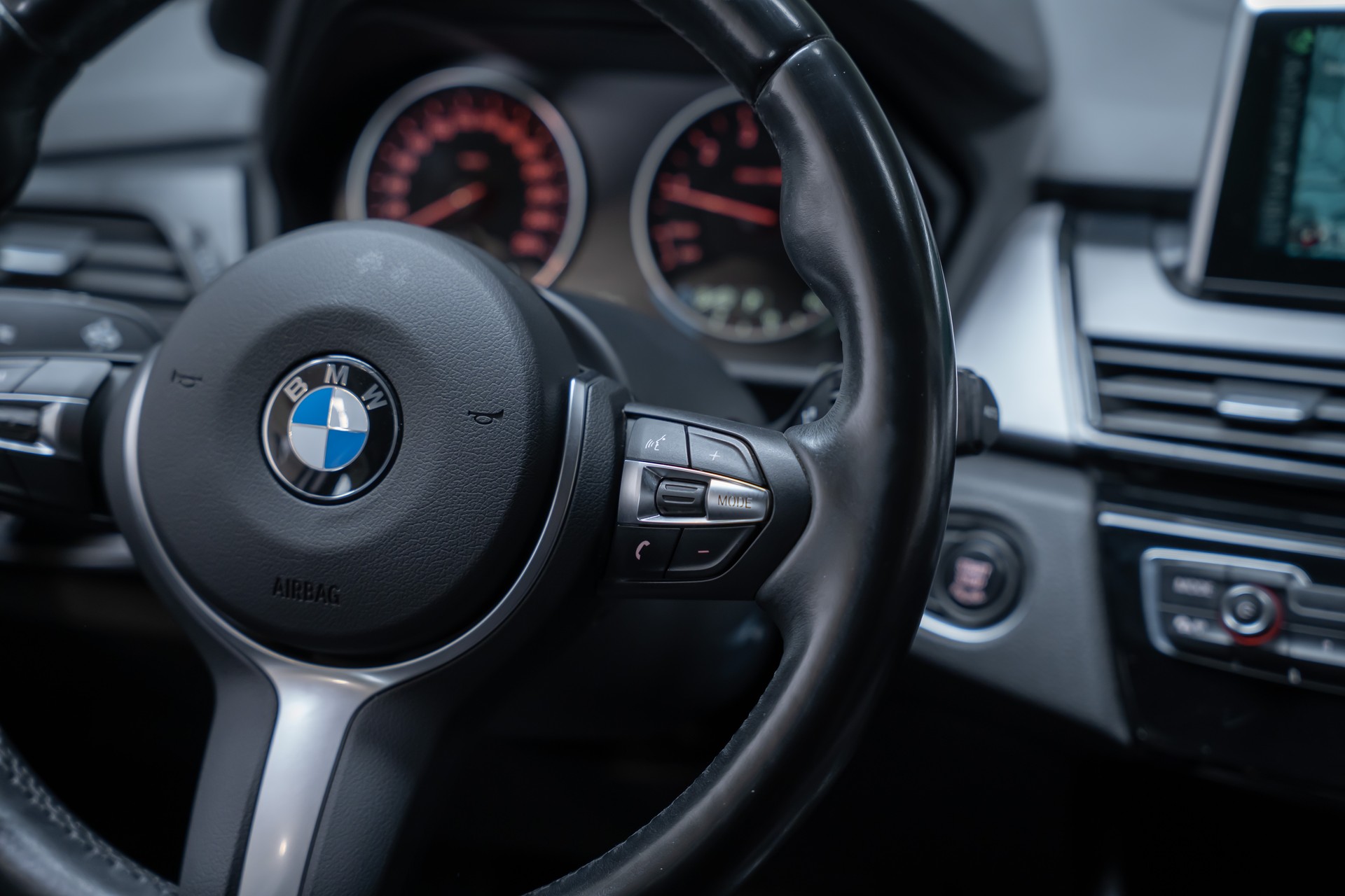 BMW 225i xDrive SAG Active Tourer / CH-Fahrzeug / HeadUp / Rückfahrkamera-image-25