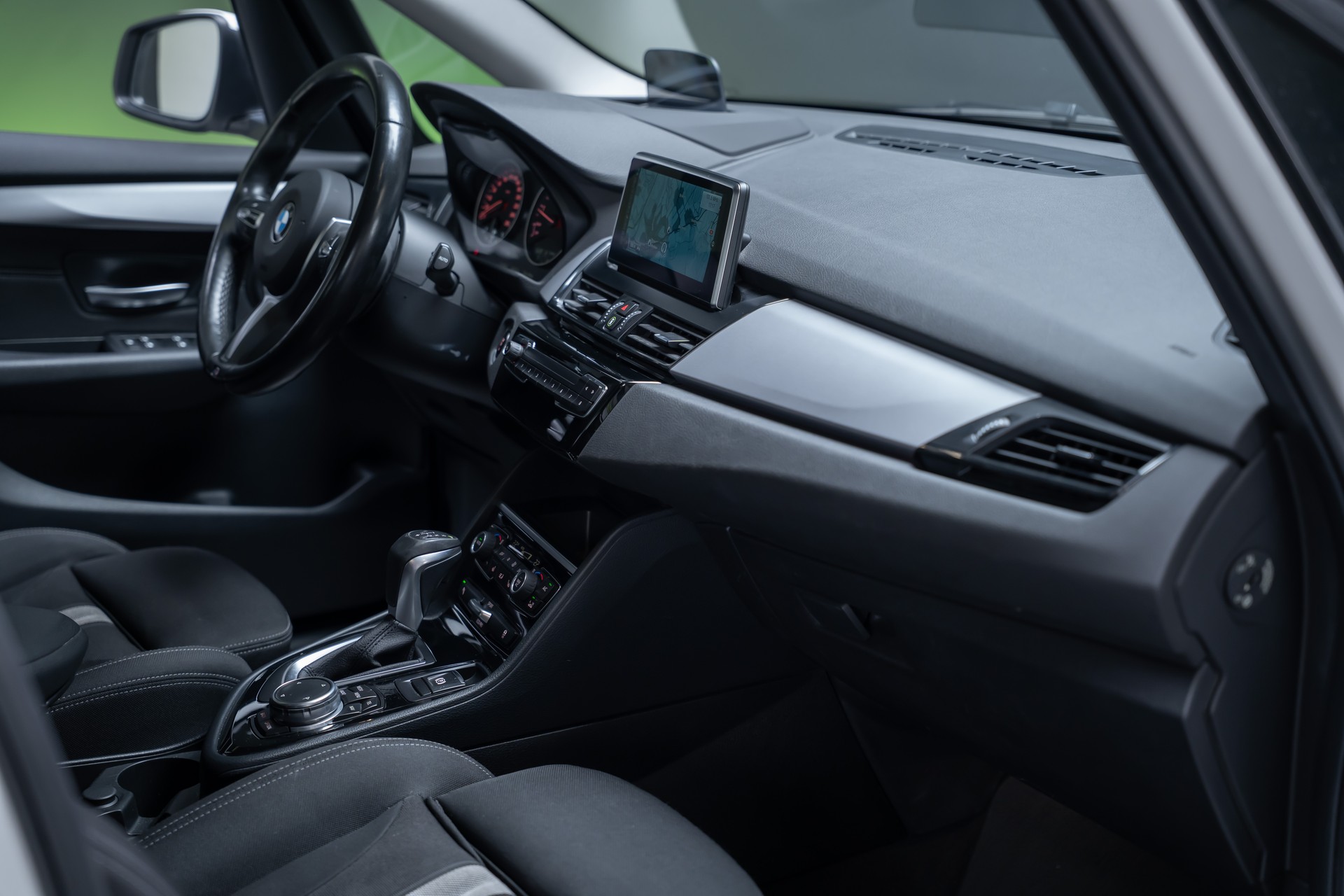BMW 225i xDrive SAG Active Tourer / CH-Fahrzeug / HeadUp / Rückfahrkamera-image-19