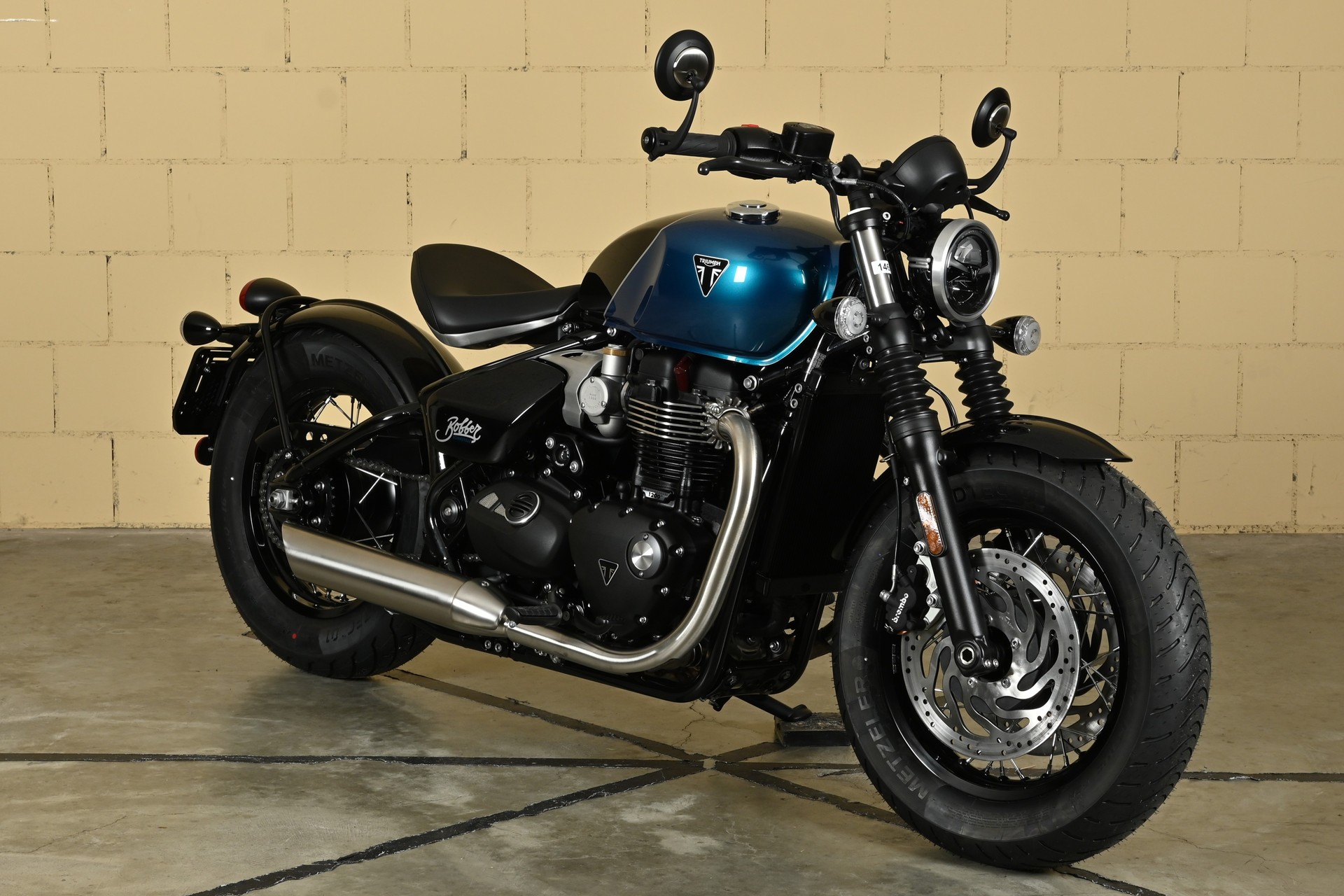 TRIUMPH Bonneville 1200 Bobber-showroom-element-1
