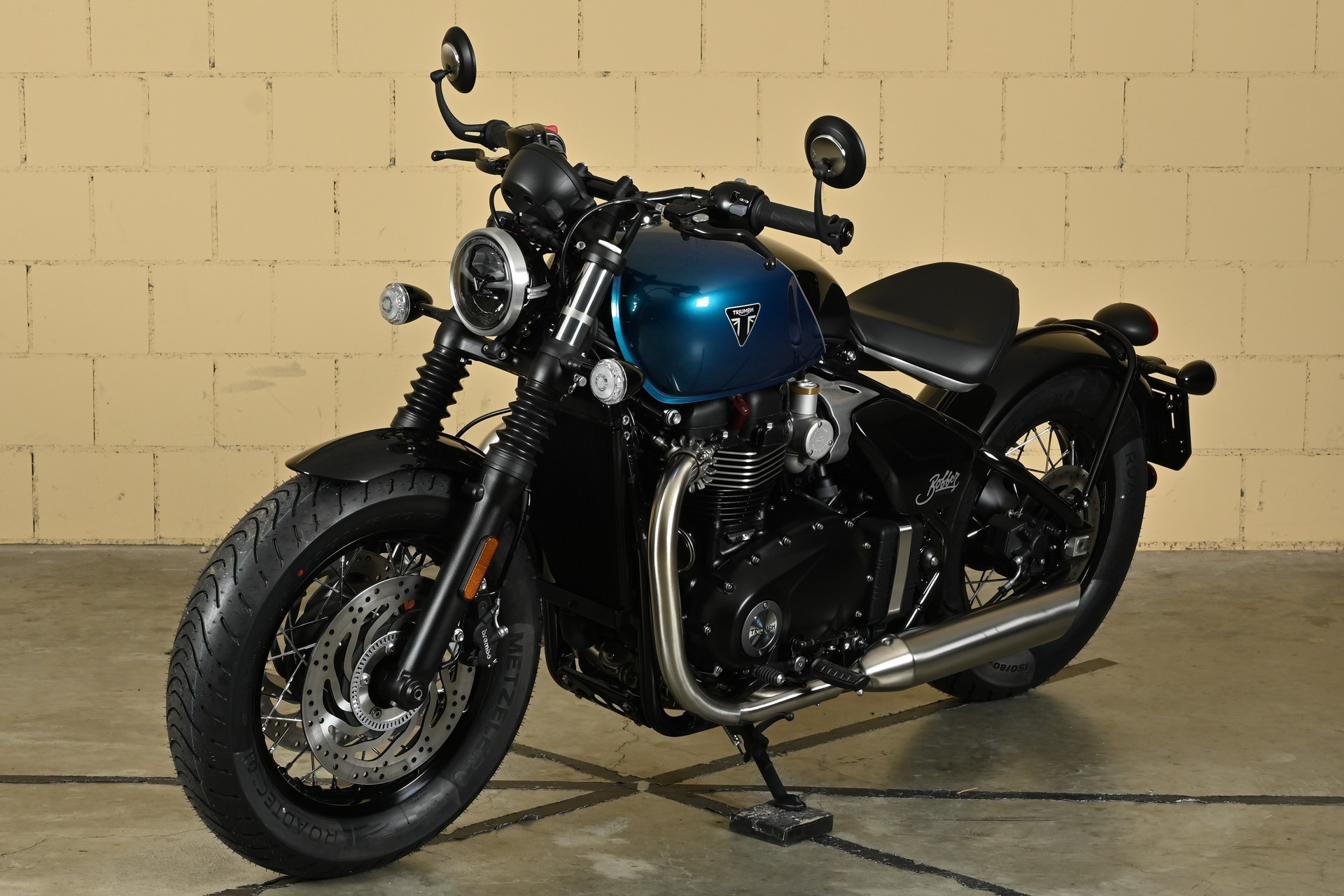 TRIUMPH Bonneville 1200 Bobber-showroom-element-2