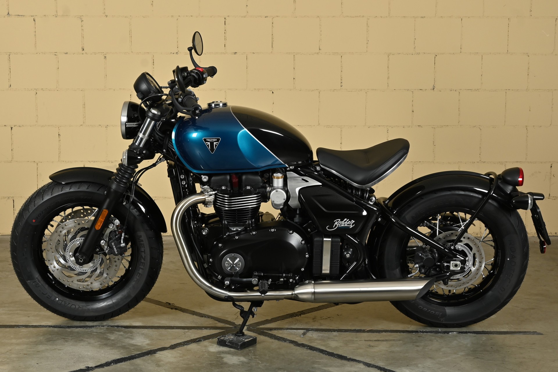 TRIUMPH Bonneville 1200 Bobber-showroom-element-3