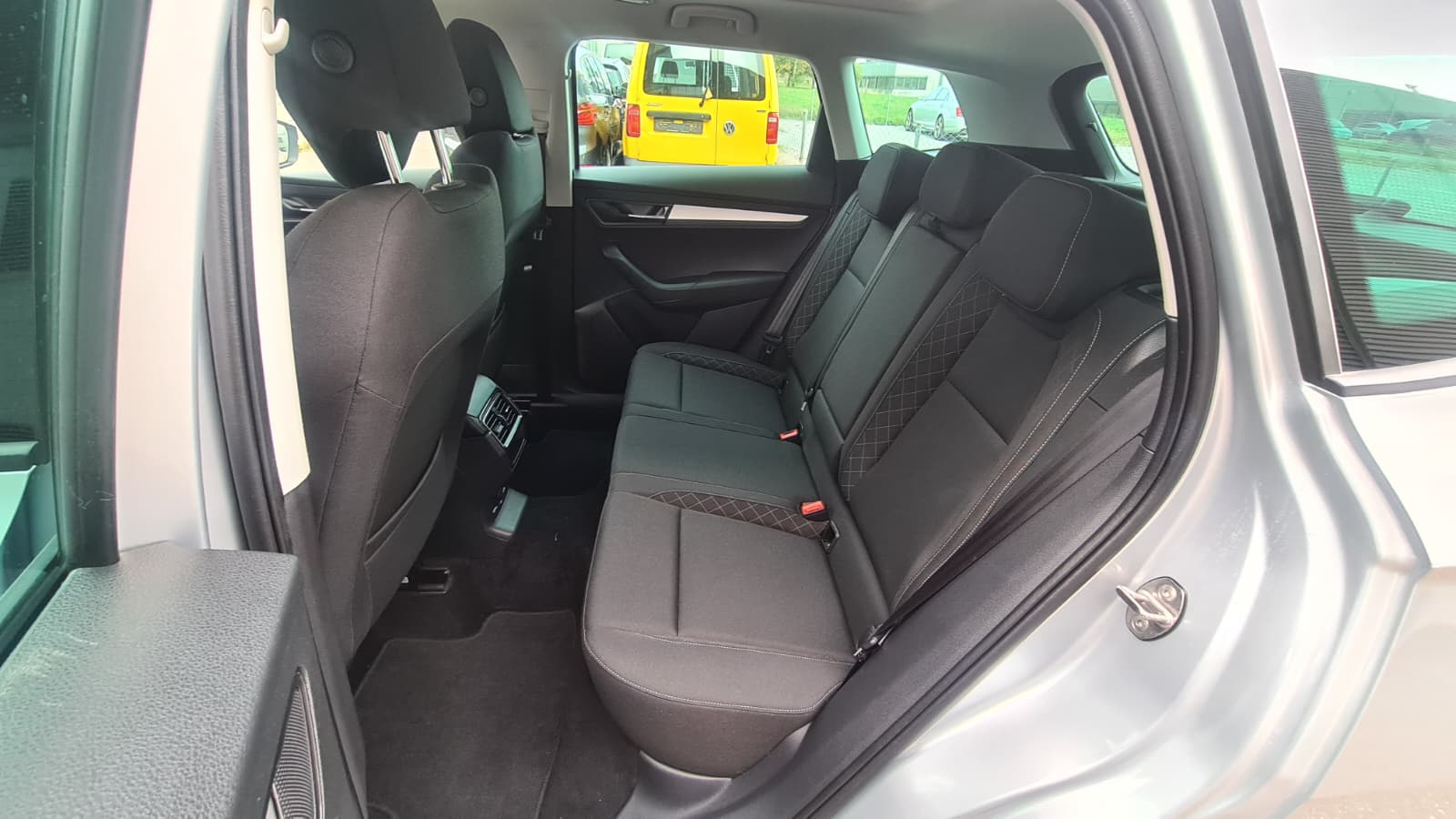 SKODA Karoq 2.0 TDI CR Ambition 4x4 DSG ** Gr-Navi ** RF-Kamera ** Panorama-Glasdach ** Totwinkel-Assist ** Frisch Ab MFK & Service **-image-19