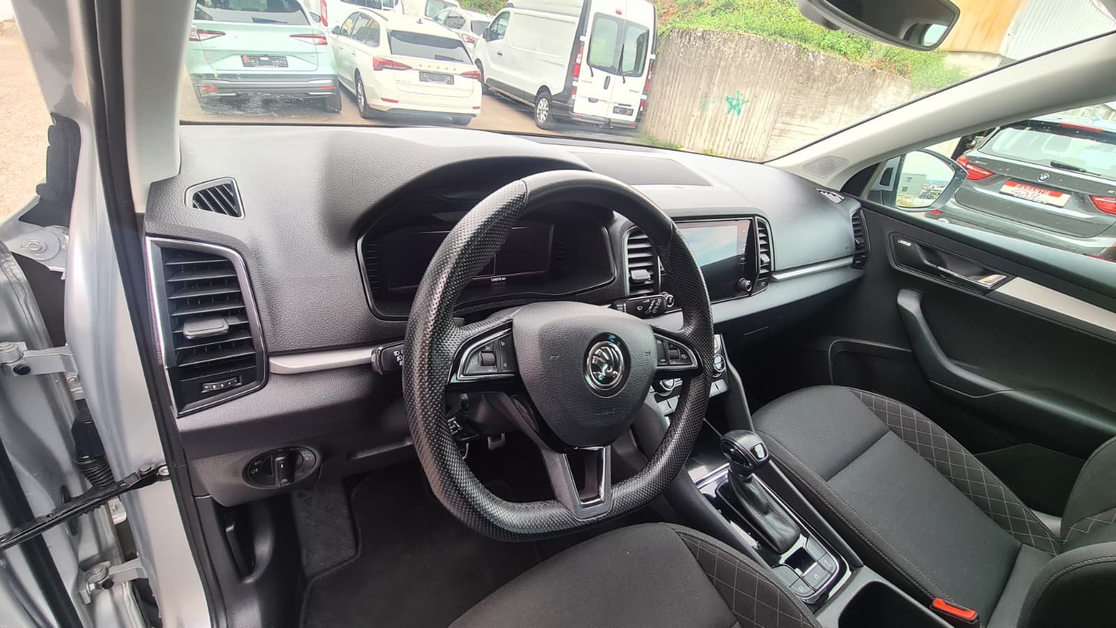 SKODA Karoq 2.0 TDI CR Ambition 4x4 DSG ** Gr-Navi ** RF-Kamera ** Panorama-Glasdach ** Totwinkel-Assist ** Frisch Ab MFK & Service **-image-17