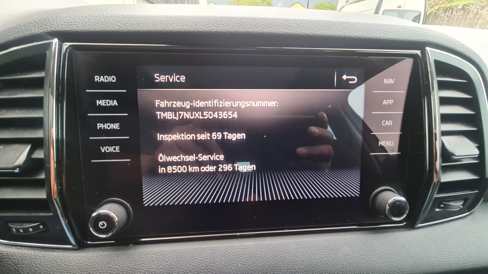 SKODA Karoq 2.0 TDI CR Ambition 4x4 DSG ** Gr-Navi ** RF-Kamera ** Panorama-Glasdach ** Totwinkel-Assist ** Frisch Ab MFK & Service **-image-14