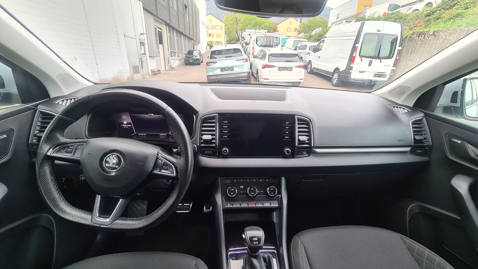 SKODA Karoq 2.0 TDI CR Ambition 4x4 DSG ** Gr-Navi ** RF-Kamera ** Panorama-Glasdach ** Totwinkel-Assist ** Frisch Ab MFK & Service **-image-16