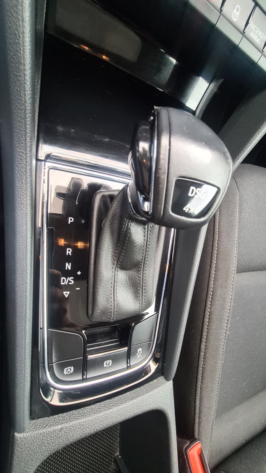 SKODA Karoq 2.0 TDI CR Ambition 4x4 DSG ** Gr-Navi ** RF-Kamera ** Panorama-Glasdach ** Totwinkel-Assist ** Frisch Ab MFK & Service **-image-11