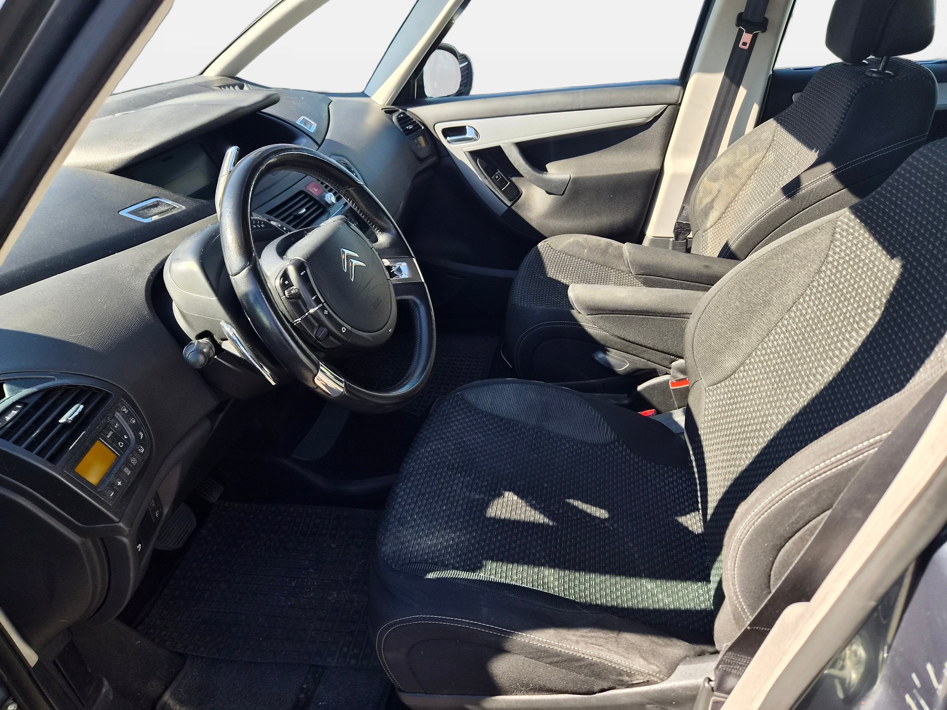 CITROEN Grand C4 Picasso 2.0 HDI Dynamique+ Automatic-image-9