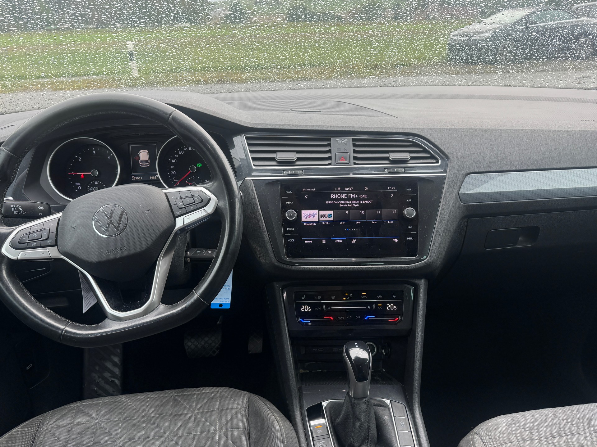VW Tiguan 2.0 TDI SCR Life 4Motion DSG-image-5